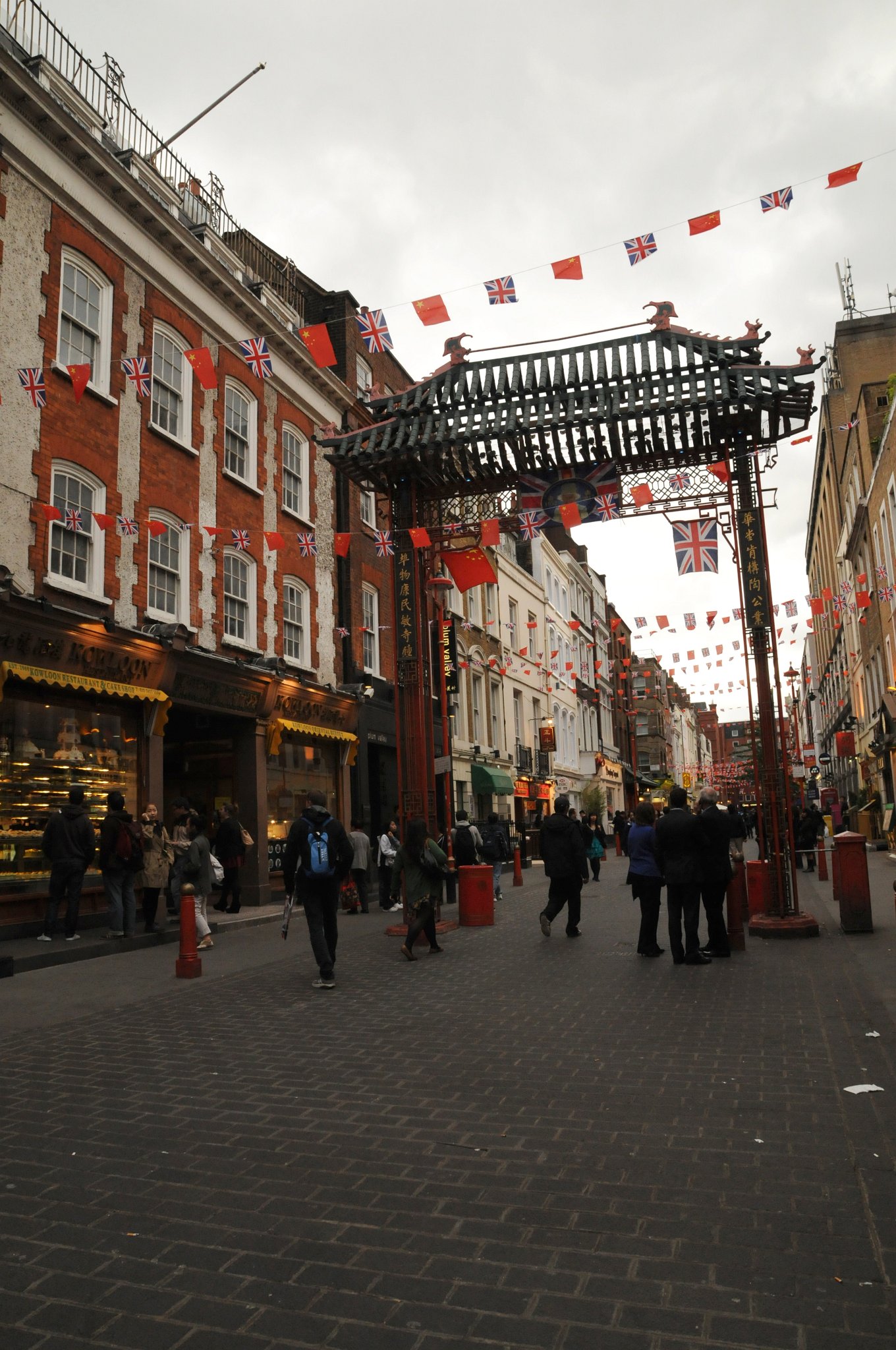 DSC_6038_1.jpg - Londýnská čínská čtvrť je oblast v Soho v obvodu Westminster kolem Gerrard Street. Nachází se zde velký počet čínských restaurací, obchodů s potravinami a suvenýry. Jednou z nejznámějších restaurací je Wong Kei.