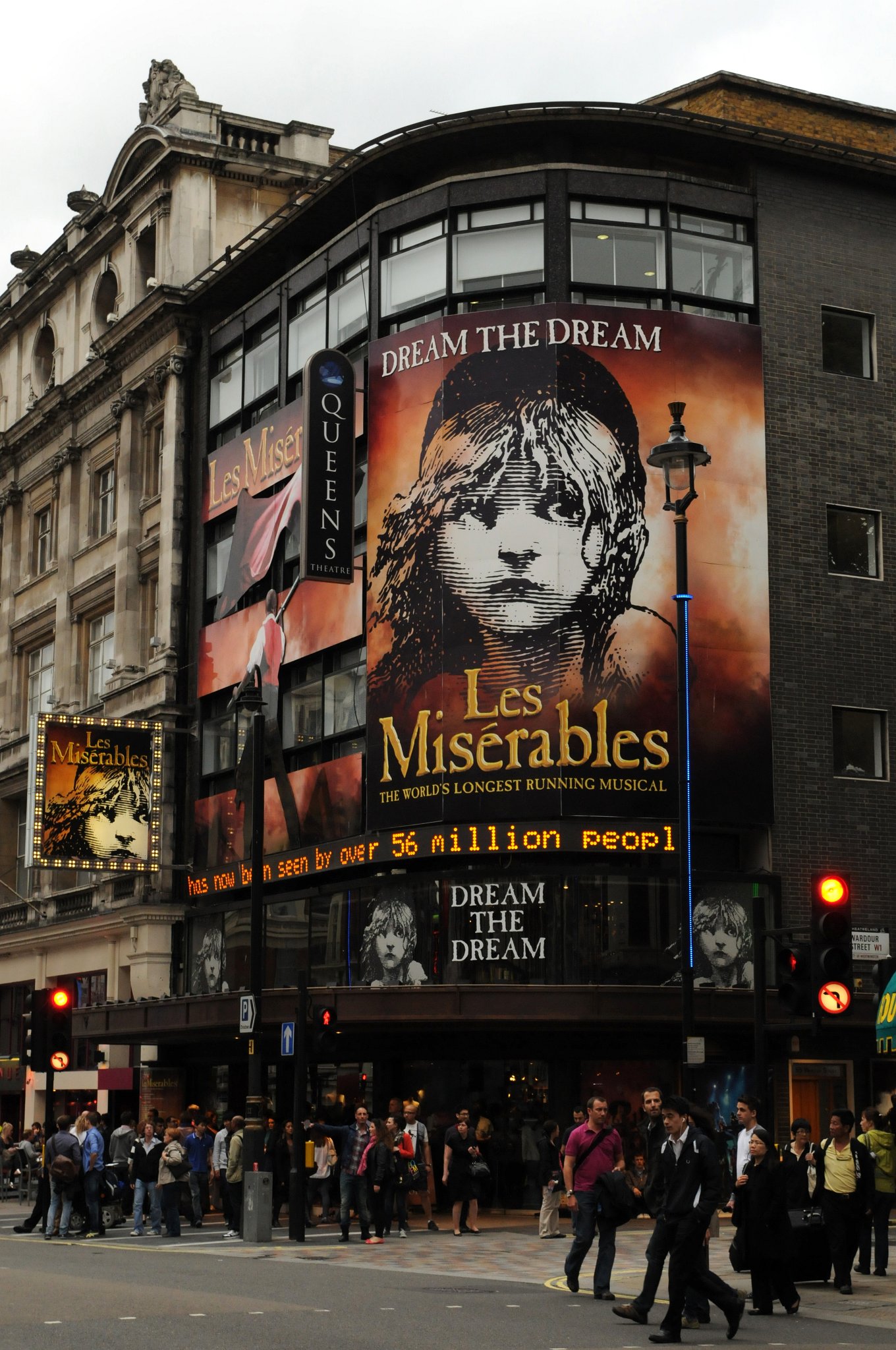 DSC_6089_1.jpg - Reklama na Bídníky )Les Misérables) v Her Majesty's Theatre (doslovný překlad: Divadlo Jejího Veličenstva) je divadlo na ulici Haymarket ve West Endu v londýnské čtvrti Westminster, založené v roce 1705 pod názvem Queen's Theatre. Ve stávající budově funguje od roku 1897.