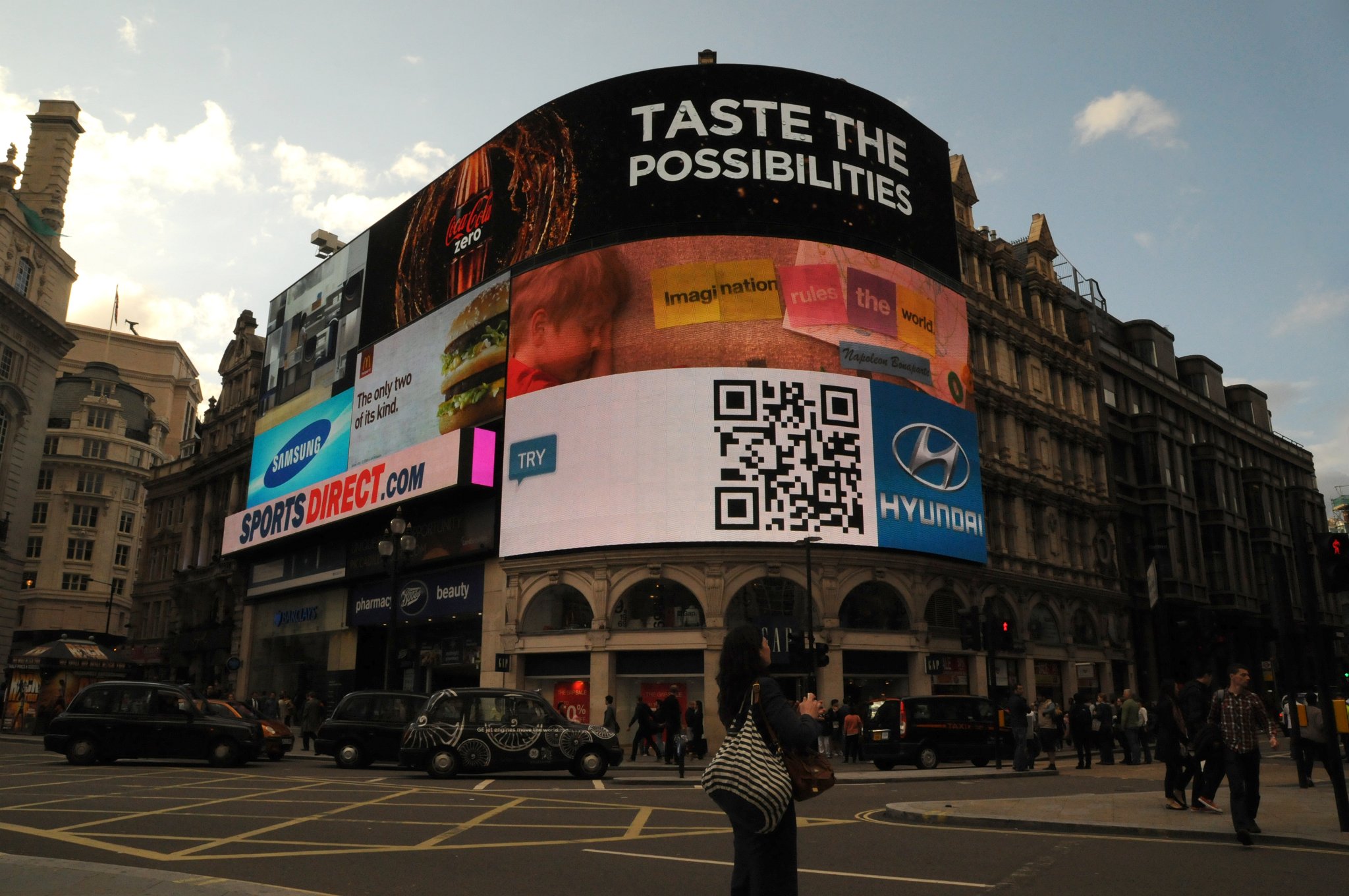 DSC_6156_1.jpg - Piccadilly Circus je (společně s Big Benem a Tower Bridge) téměř na všech pohlednicích z Londýna.Kruhové náměstí je jedním z nejrušnějších dopravních uzlů v Londýně. Vzniklo již koncem 18. století podle návrhu architekta Nashe. Nyní je také jednou z hlavních nákupních zón.