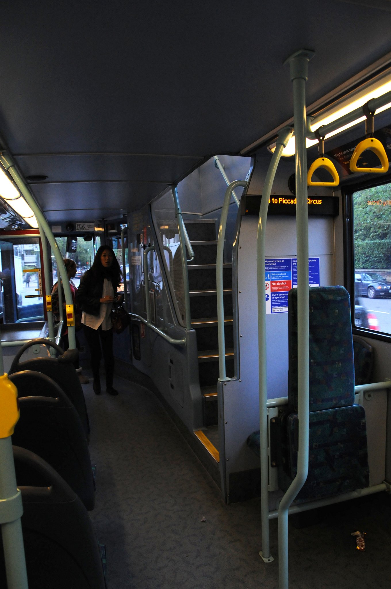 DSC_6238_1.jpg - Původně používané poschoďové autobusy s širokým nástupním prostorem – doubledeckery jsou již vyřazeny z provozu (poslední pravidelná linka 9. prosince 2005). Důvodem je jejich stáří (první autobus tohoto typu měl v roce 2004 již 50 let), nevhodnost pro dopravu vozíčkářů a rodičů s kočárky a potřebu dvoumužné obsluhy. Tyto autobusy jsou od konce roku 2005 používány pouze na dvou linkách, jako připomínka londýnských tradičních autobusů.