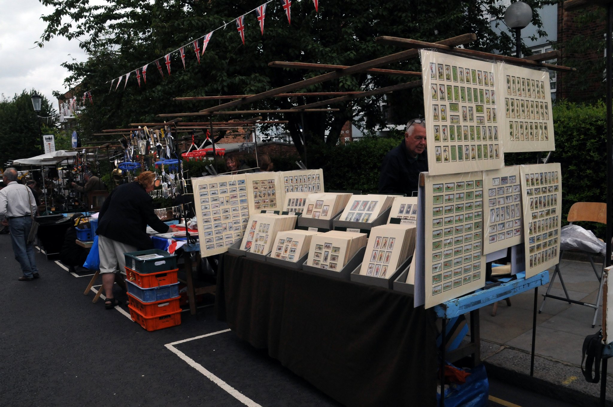 DSC_6272_1.jpg - Historie Portobello Road Market sahá do 19. století, kdy se zde skutečně konaly trhy s čerstvými potravinami. Až koncem 40. let minulého století se trh proměnil ve starožitnictví. Ve 30. letech žil právě zde George Orwell.