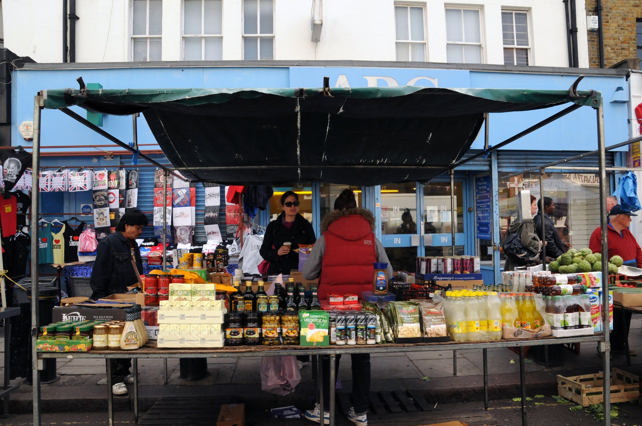 DSC_6315_1.jpg - Trhy jsou pamětihodná londýnská instituce. A ten na Portobello Road, kterou procházíte od ctihodných starožitníků až po docela prostý blešák.