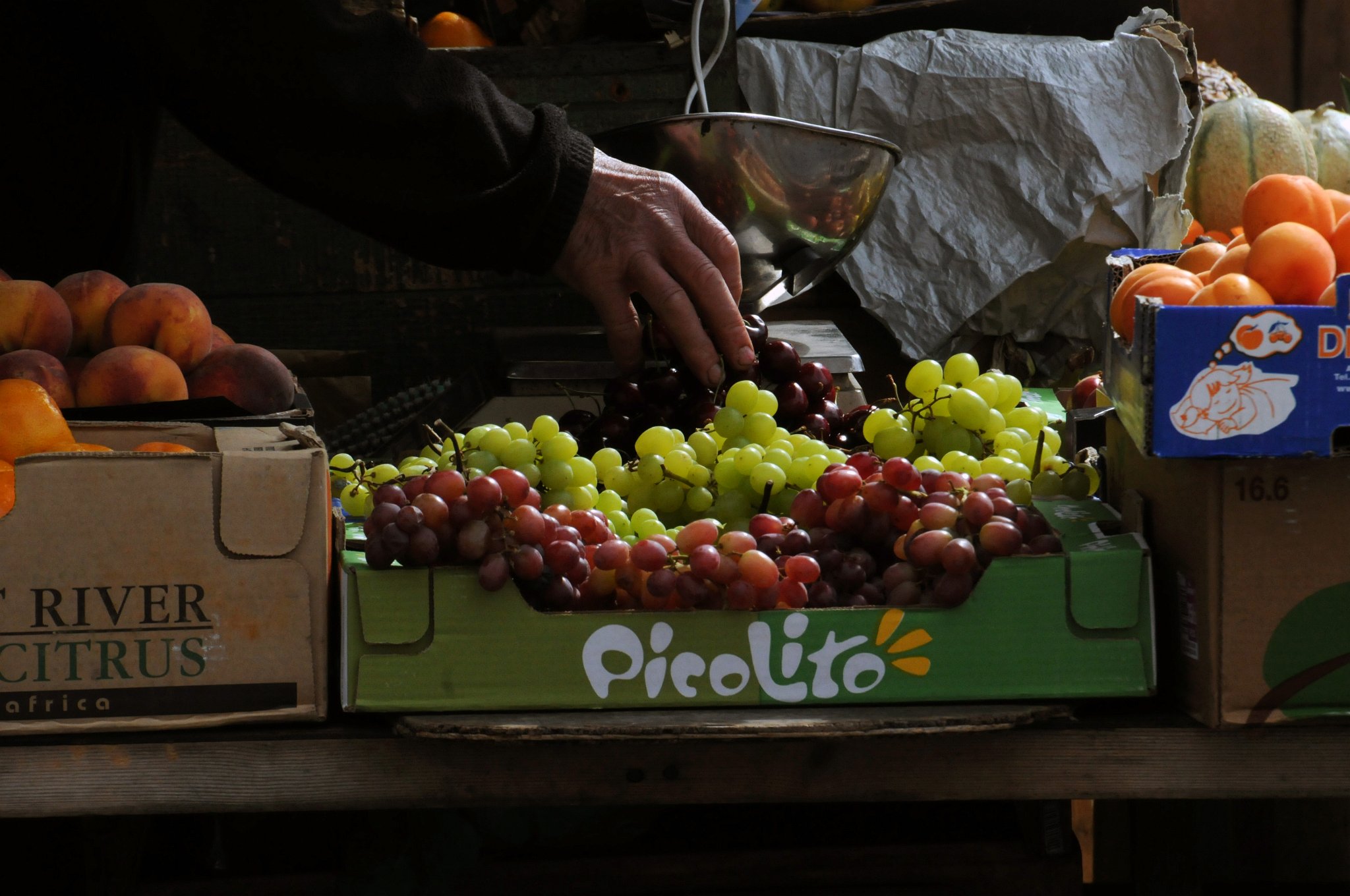 DSC_6329_1.jpg - Čertsvá zelenina i ovoce jsou k mání na Portobello Road trhu každou sobotu.