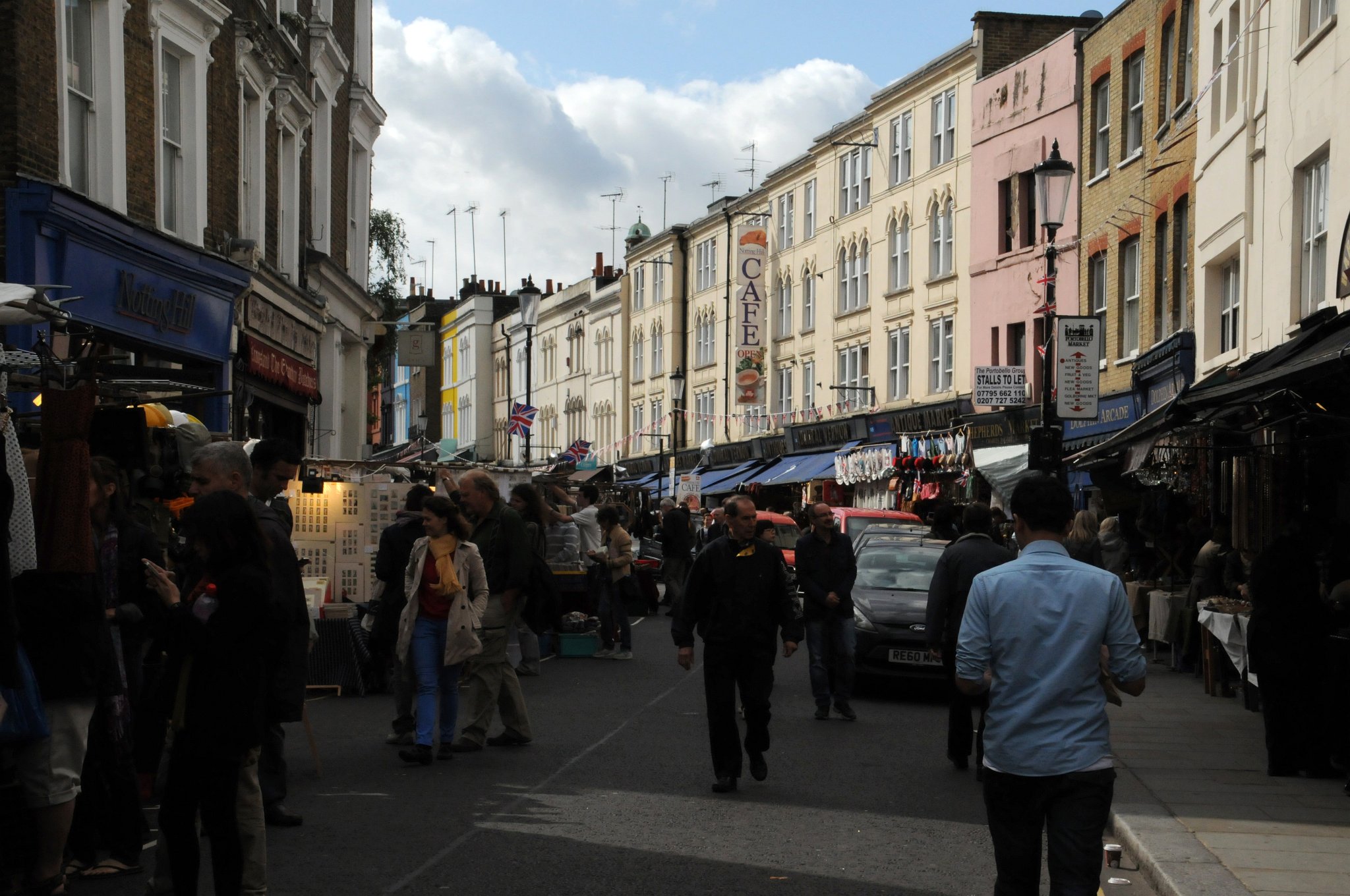 DSC_6331_1.jpg - O víkendu se na trh na Portobello Road přijde podívat mnoho místních i turistů.