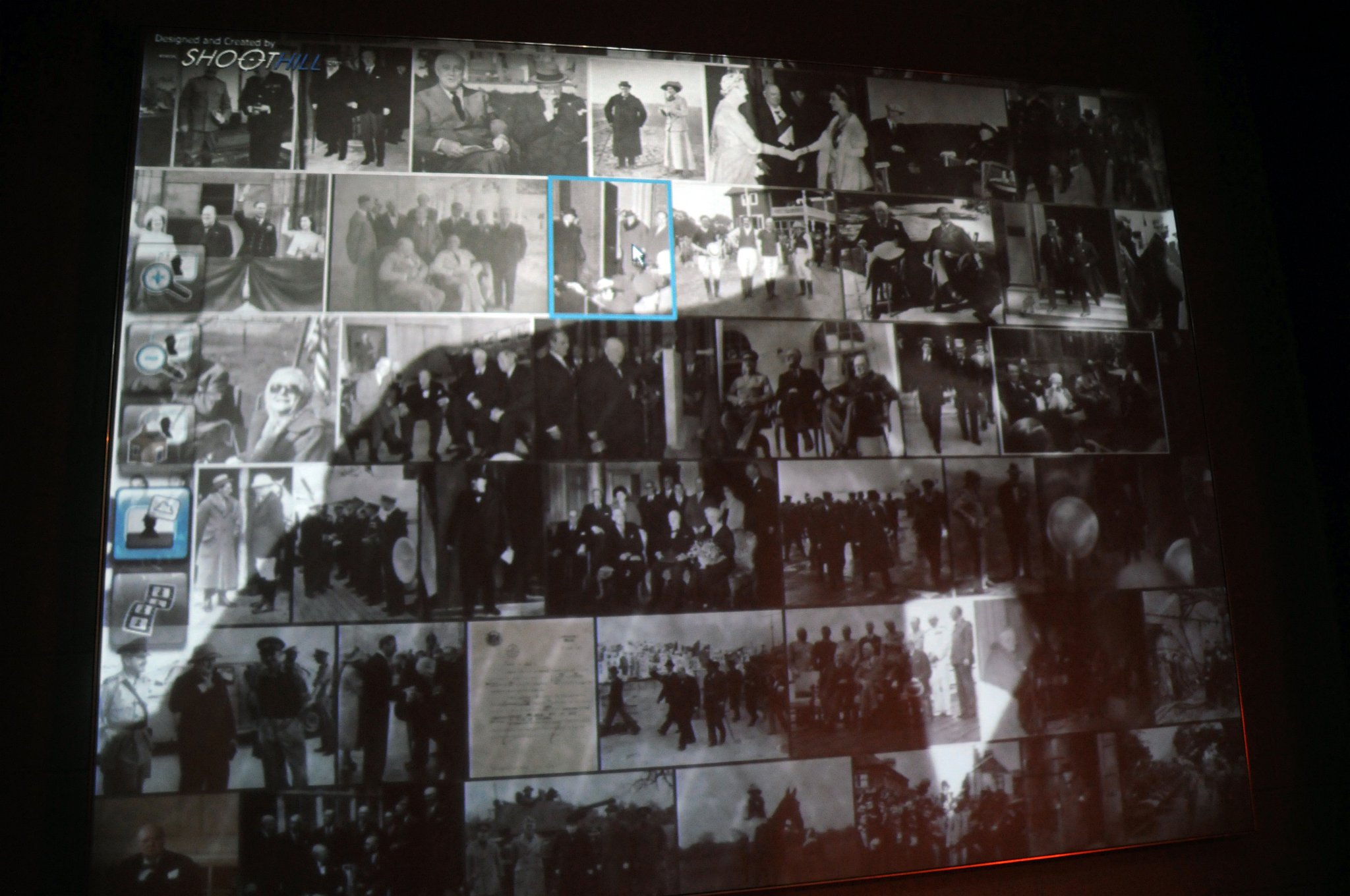 DSC_6495_1.jpg - Přiblížením z velkého obrazu Churchilla se zobrazí menší obrázky, které je možné následně otevírat jeden po druhém. Některé obrázky pak skrývají videa.