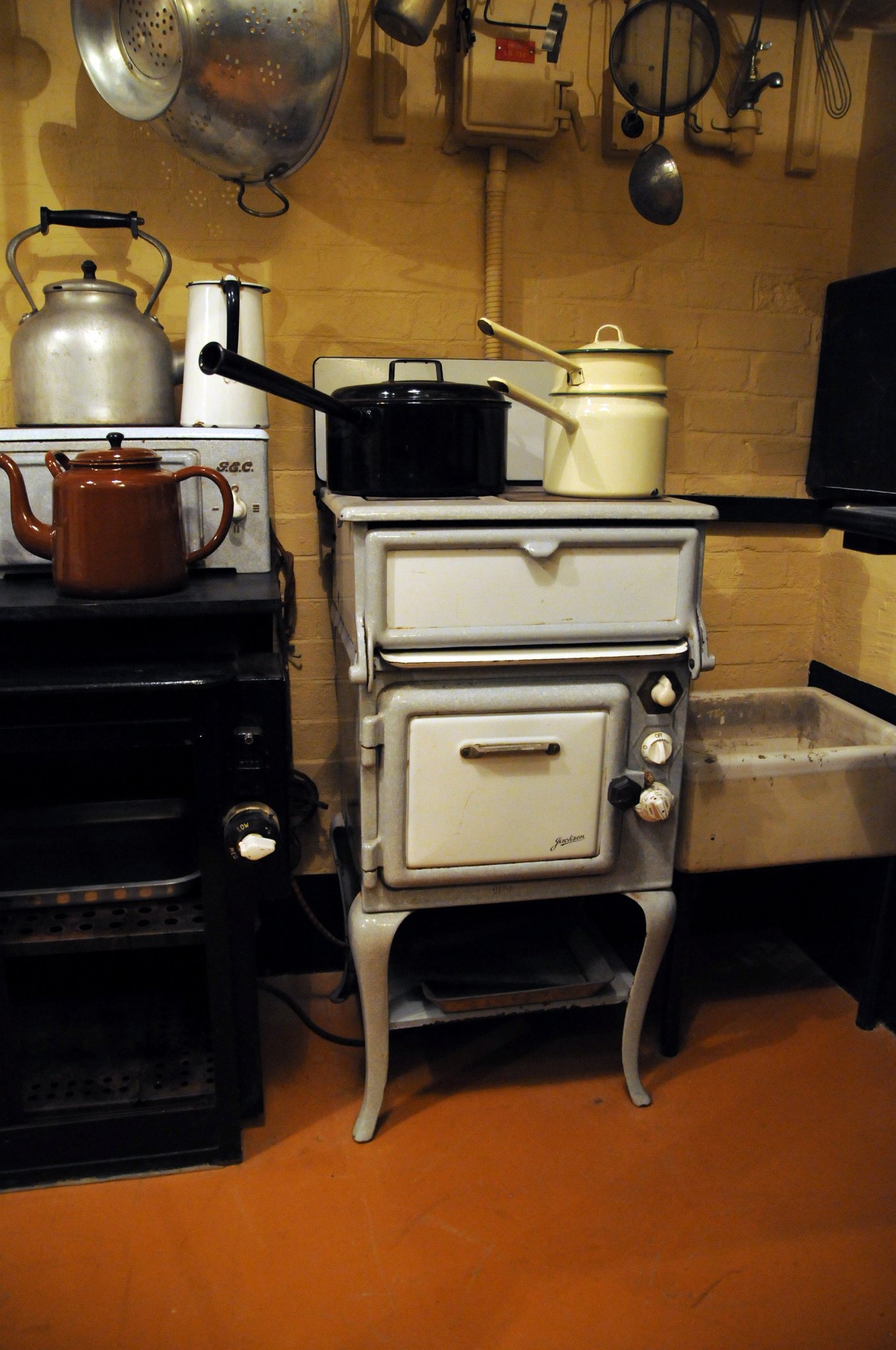 DSC_6604_1.jpg - Churchillova kuchyně. Kuchynňka měla všechnio základní vybavení od sporáku, trouby, konví a nádobí, mycího dřezu, vše napojené na elektriku.