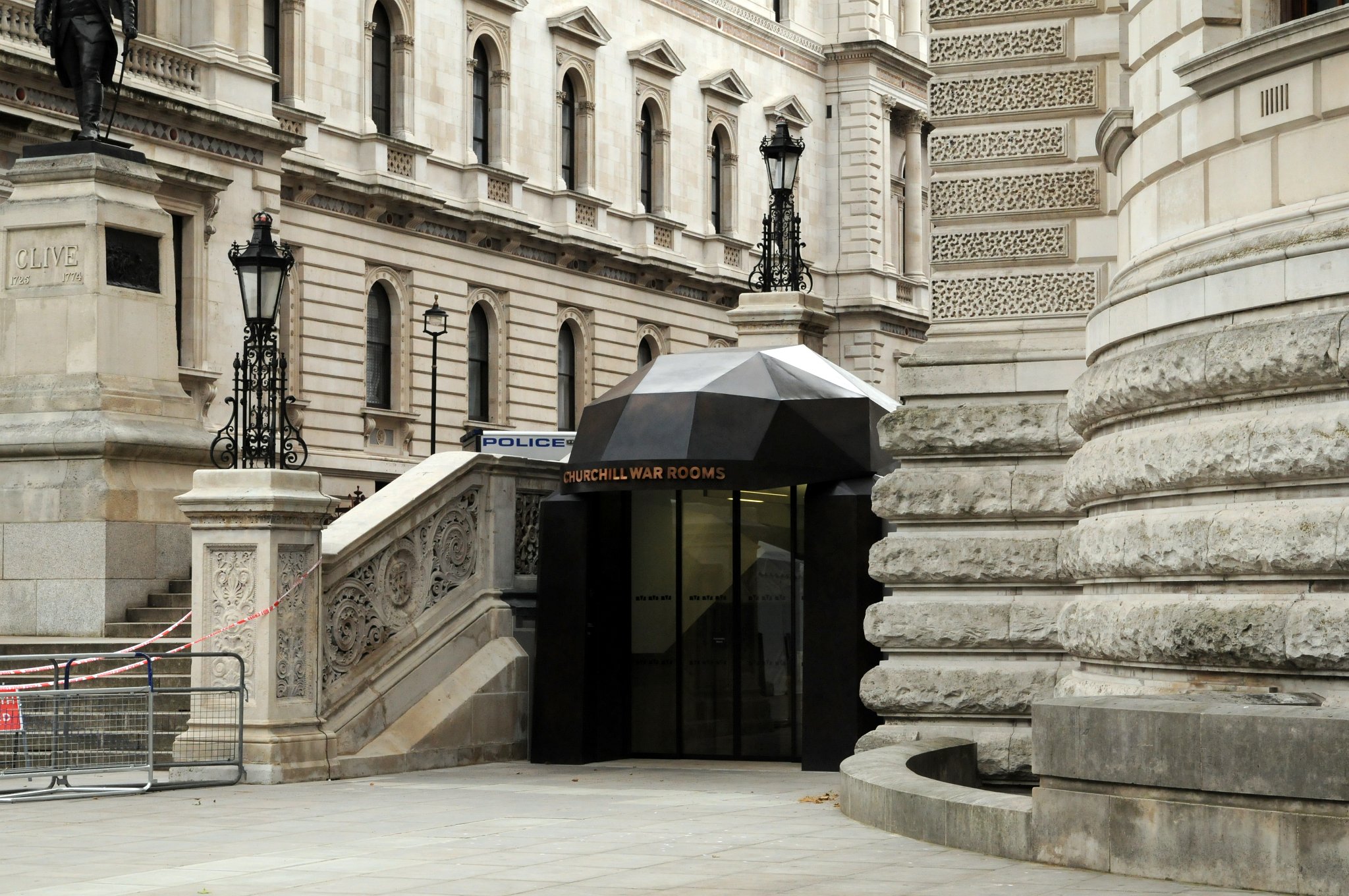 DSC_6761_1.jpg - Churchillovo muzeum a Cabinet War Rooms sdílí areál v Horse Guards Road naproti St. James's Parku v Londýnském obvodu Westminster, který se nachází základech budovy HM Treasury.