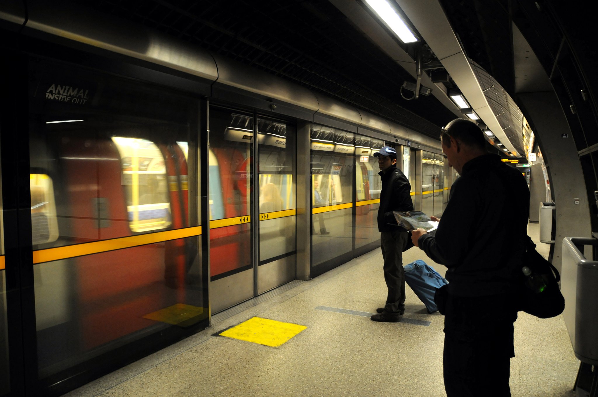 DSC_6771_1.jpg - Nástupište Jubilee Line. Na stanici Waterloo zastavují tyto linky: Bakerloo, Northern, Jubilee a Waterloo & City Line.