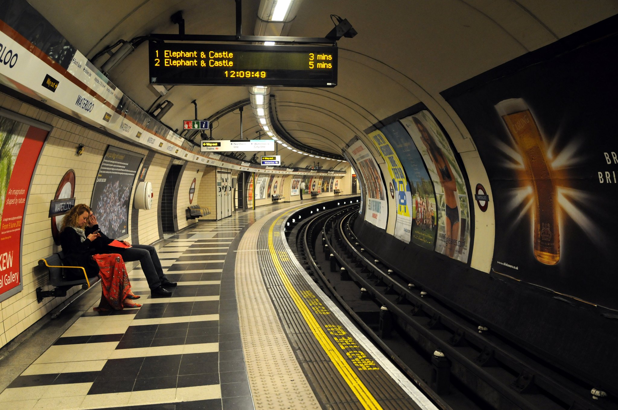 DSC_6779_1.jpg - Kultový nápis "Mind The Gap" na nástupišti Bakerloo Line v stanici Waterloo.