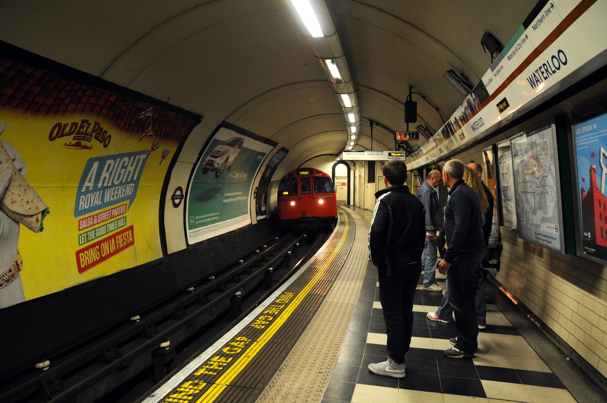 DSC_6783_1.jpg - Do nástupiště Bakerloo Line na stanici metra Waterloo přijíždí souprava metra.