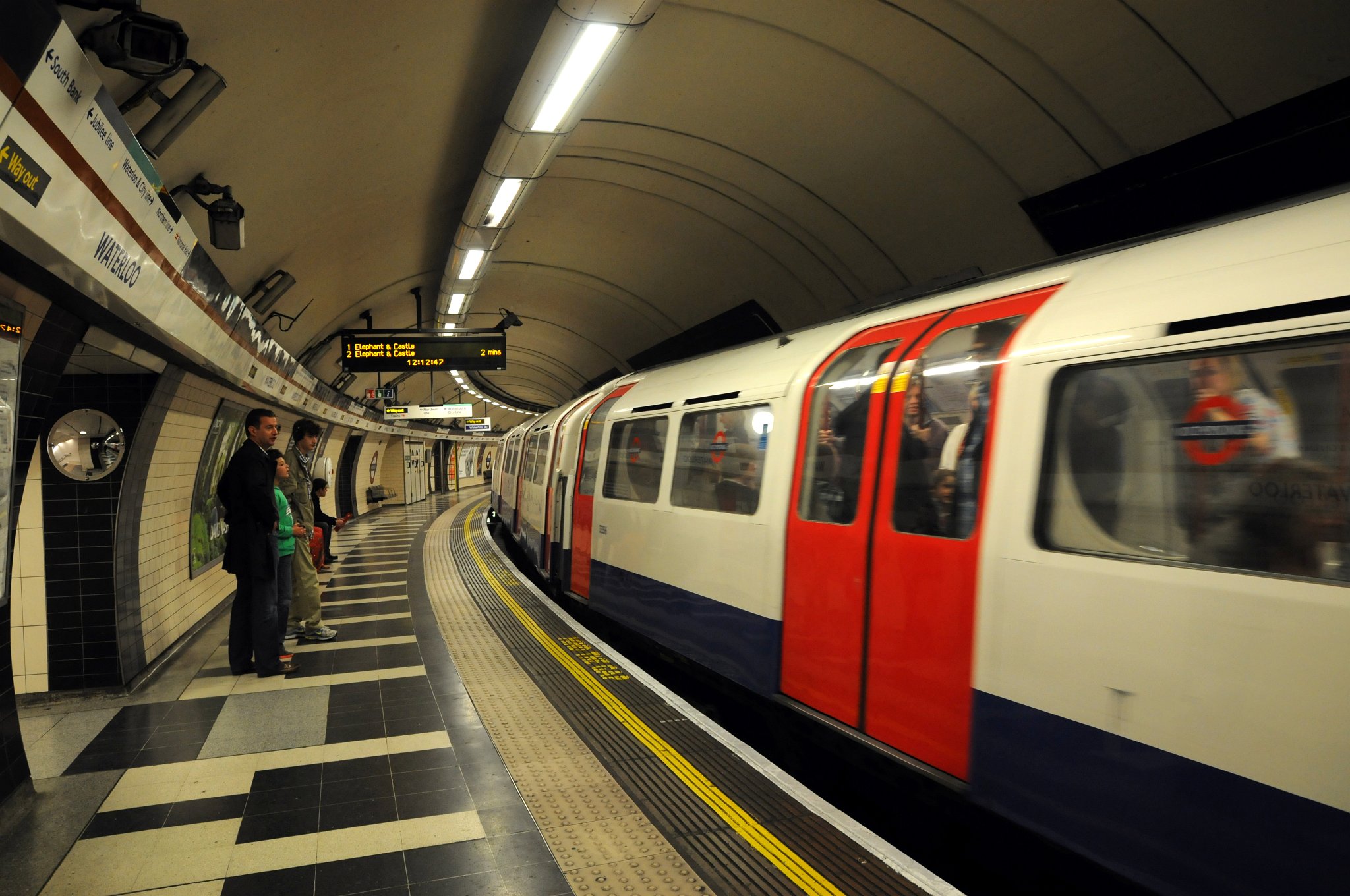 DSC_6788_1.jpg - Nástupiště Bakerloo Line je v zatáčce.