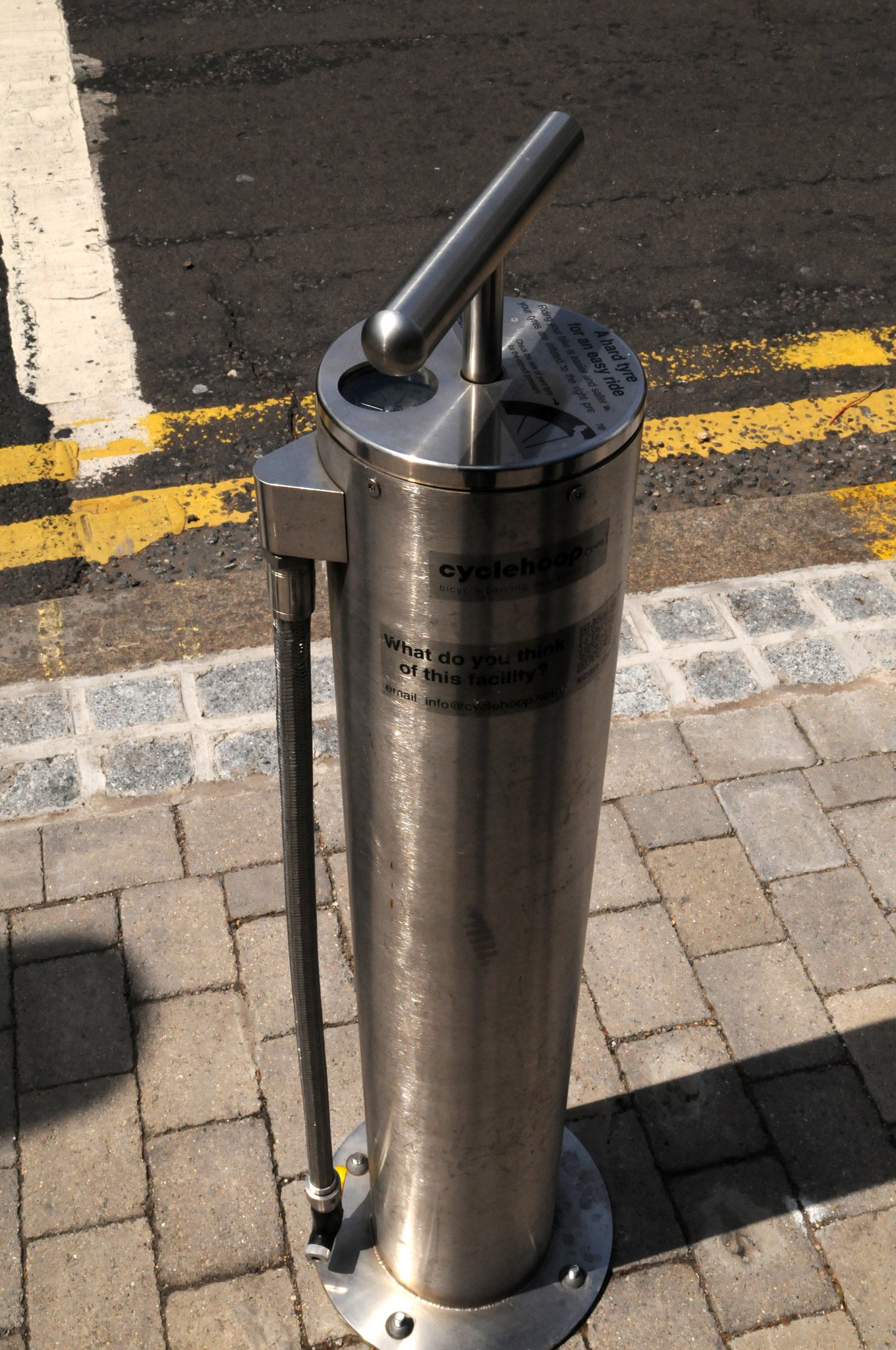 DSC_6814_2.jpg - Pouliční pumpička na kolo i s měřákem vzduchu v pneumatikách. Skvělý nápad instalovaný ve čtvrti Lambeth.