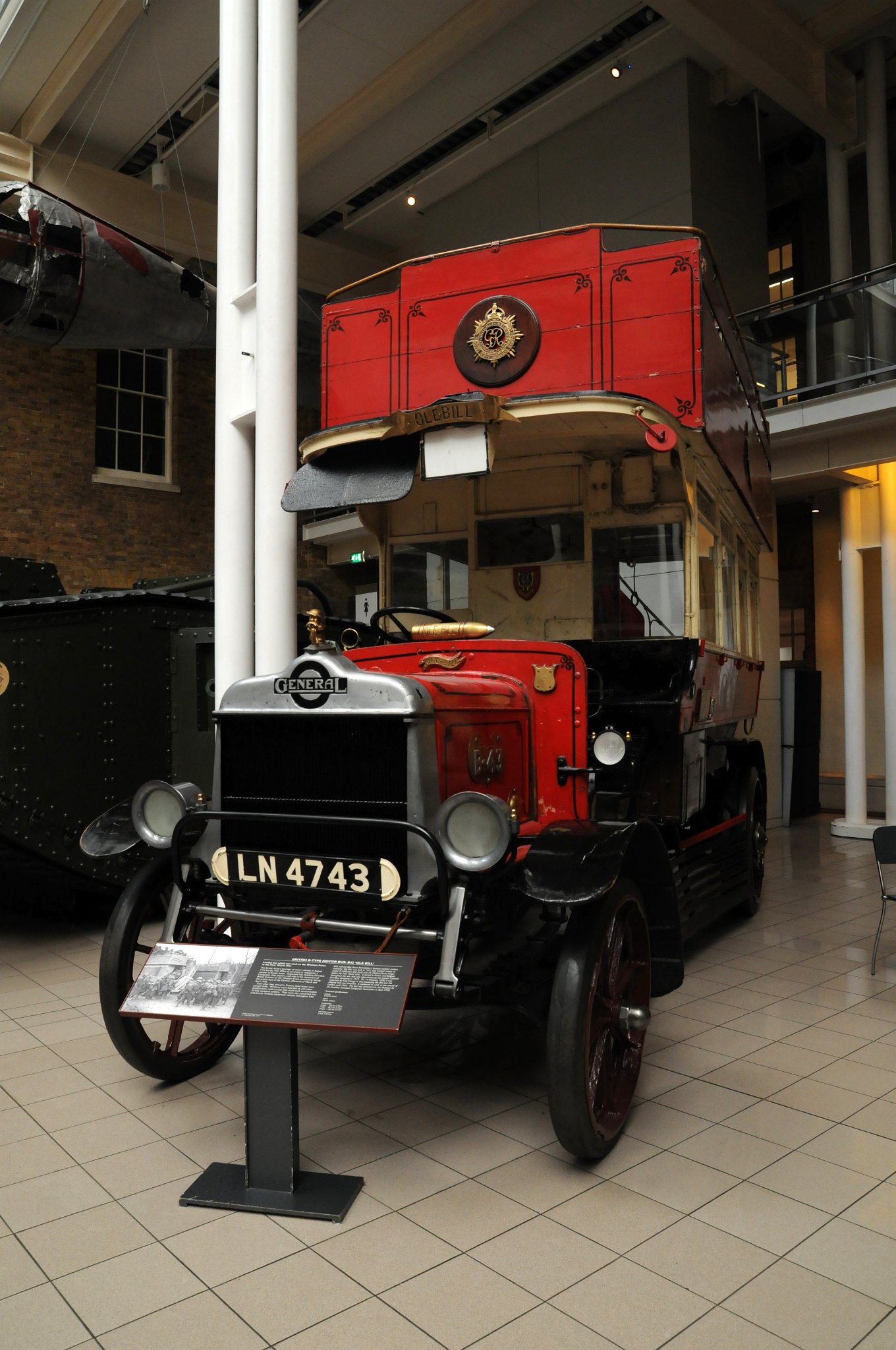 DSC_6840_1.jpg - Britský B-typ motorového autobusu: B43 ´Ole Bill´.Londýnský autobus, který byl použit na západní frontě v první světové válce.Ve britské armádě byl nedostatek motorových vozidel a to vedlo v srpnu 1914 ministerstvo války k tomu, aby koupilo nebo zabavilo řadu B-typu autobusů. B43 autobus nazývaný Ole Bill  jezdil dříve na lince 8 a 25. Byl vyroben v roce 1911 a dosahoval maximální rychlosti 32km/ hod.
