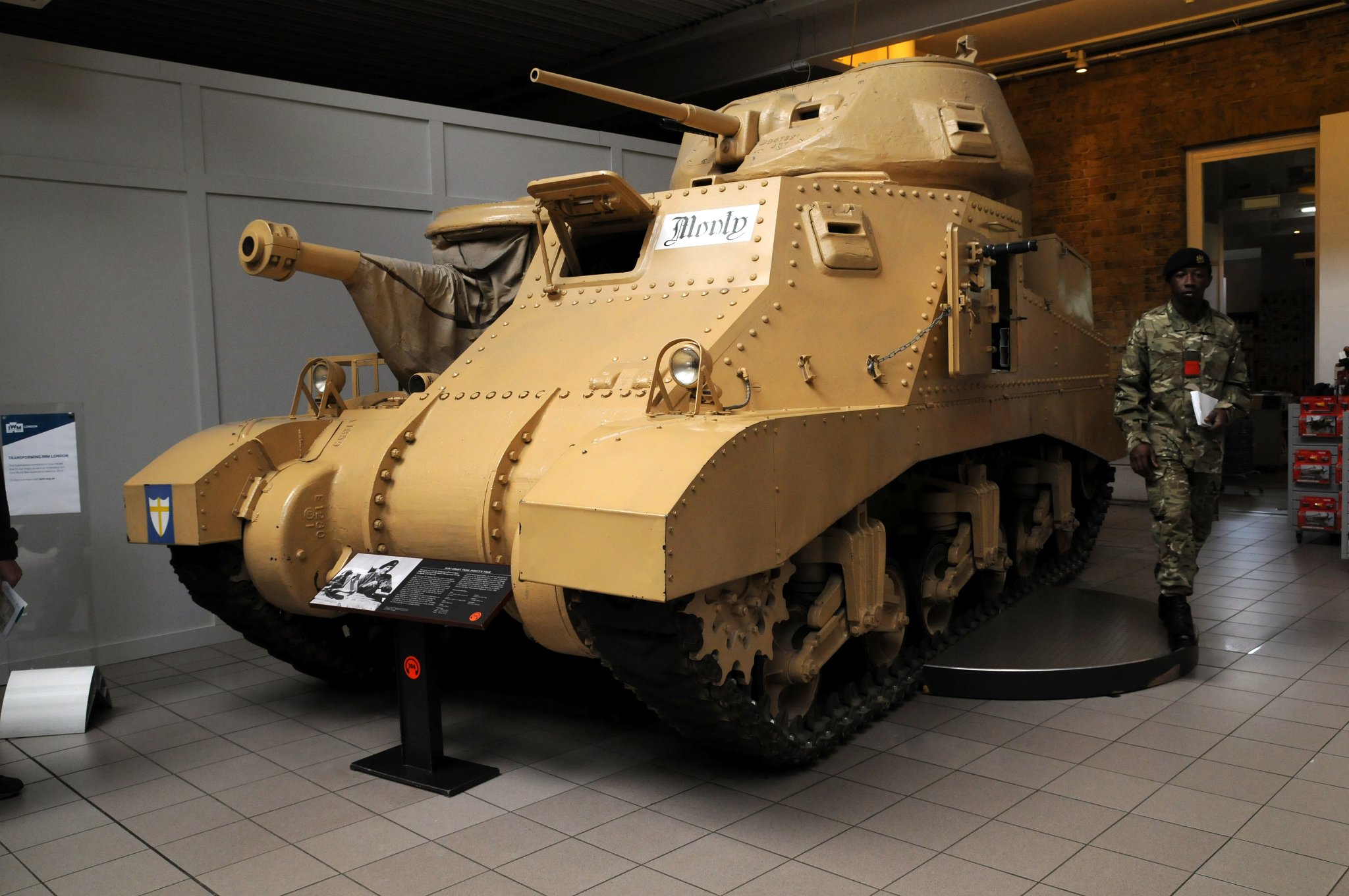 DSC_6905_2.jpg - M3A3 tank Monty. Tato britská verze amerického tanku byla použita v severoafrické poušti 1941 a bojovala u El Alameinu. Původně byl vyzbrojen 75mm zbraní v trupu a 37mm kanóne ve věži, který jí poskytl šanci proti německému Panzer III. Tento konkrétní model byl ve skutečnosti použit polním maršálem Montgomerym jako jeho velitelské vozidlo a 37 mm zbraň je ve skutečnosti dřevěná atrapa, aby měl maršál ve věži více prostoru pro mapy a rozhlasové zařízení. Maximální rychlost 29 km/hod., váha 28,577 kg, dvojitý naftový motor, dojezd 275km.