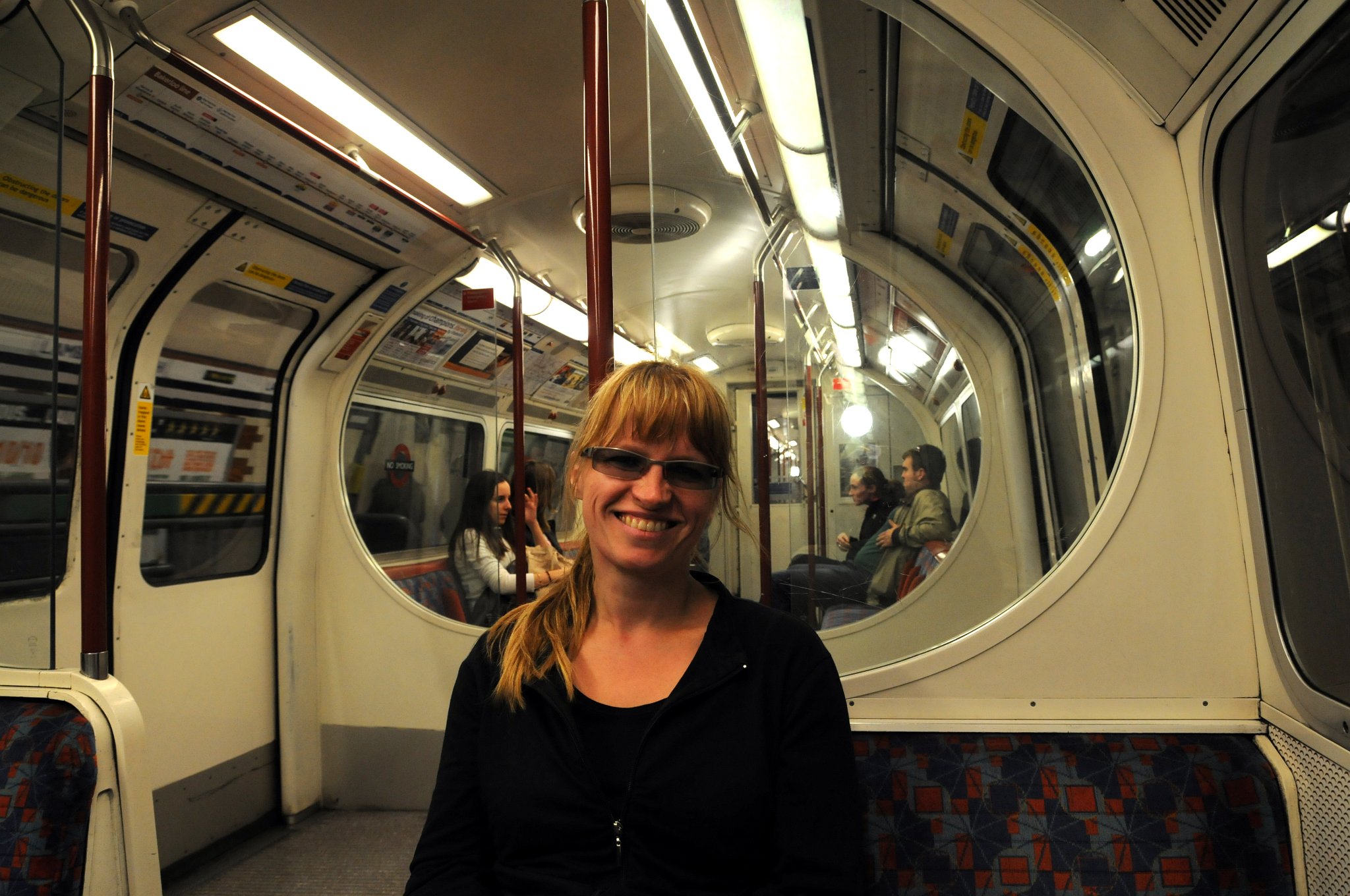 DSC_7065_1.jpg - Janina v londýnském metru. Jedná se o vozy linky podzemní, odpovídá tomu i tvar vozu.