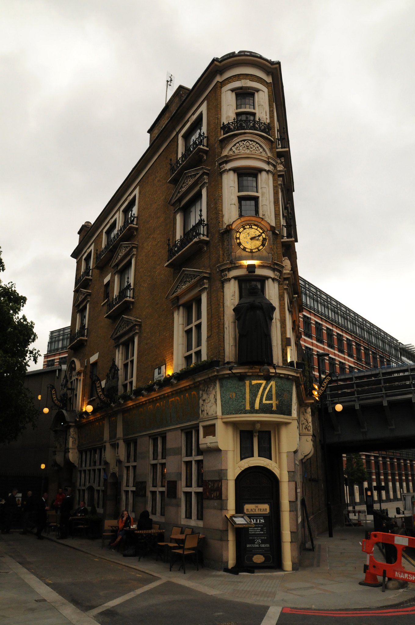 DSC_7454_1.jpg - The Blackfriar, tato restaurace v domě úzkého klínového tvaru zde stojí od roku 1875. Nachází se naproti železniční trati u Blackfriars, což dalo restauraci jméno. V blízkosti stávalo ve 13 století Dominikánské převorství. Socha usmívajícícho se mnicha zde stojí nad vchodem stráž.