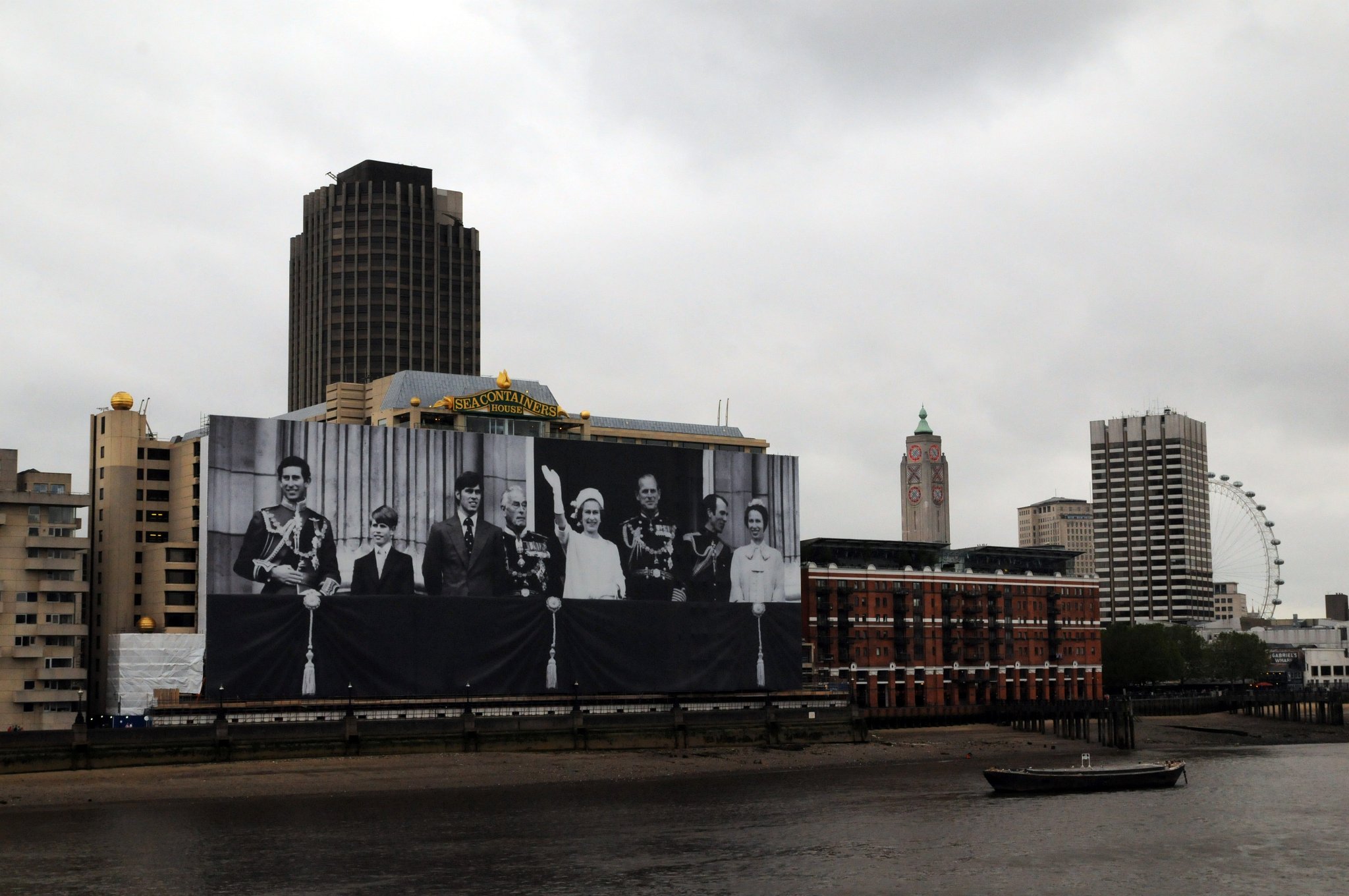 DSC_7457_1.jpg - Sea Containers House a bilboard na Queen mother. Dům byl původně koncipován jako luxusní hotel. Jeho poloha v centru obchodní čtvrti v Londýně vedla k rozhodnutí dokončit ji spíše jako kancelářské prostory. Jeho jméno pochází od bývalého dlouhodobého nájemce, společnosti Sea Containers. V tuto chvíli je dům v rekonstrukci a jižní křídlo bude sloužit jako Mondrian Hotel London, čímž dostane alespoň kousek budovy původní zamýšlené uplatnění.