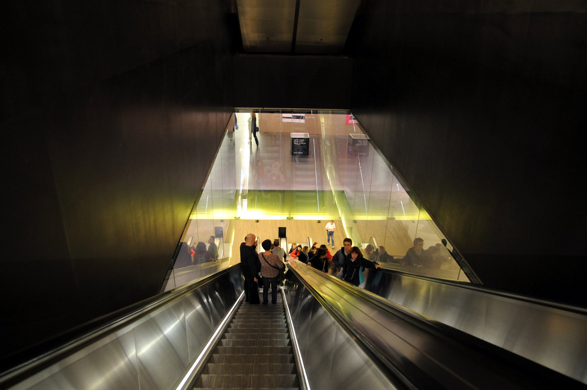 DSC_7629_1.jpg - Tate Modern byla otevřena v roce 2000 v budově elektrárny, která byla vyřazena z provozu v roce 1981. Jejím jádrem je ohromná hala, kde byly turbíny elektrárny a kde nyní bývají jednorázové instalace. Jižně od ní jsou v podzemí bývalé kruhové nádrže, které mají 30 metrů v průměru a jsou sedm metrů hluboké. Mají mimořádně silné betonové stěny, aby vydržely případnou explozi. Ve dvou jsou výstavní prostory, ve třetí je depozitář.