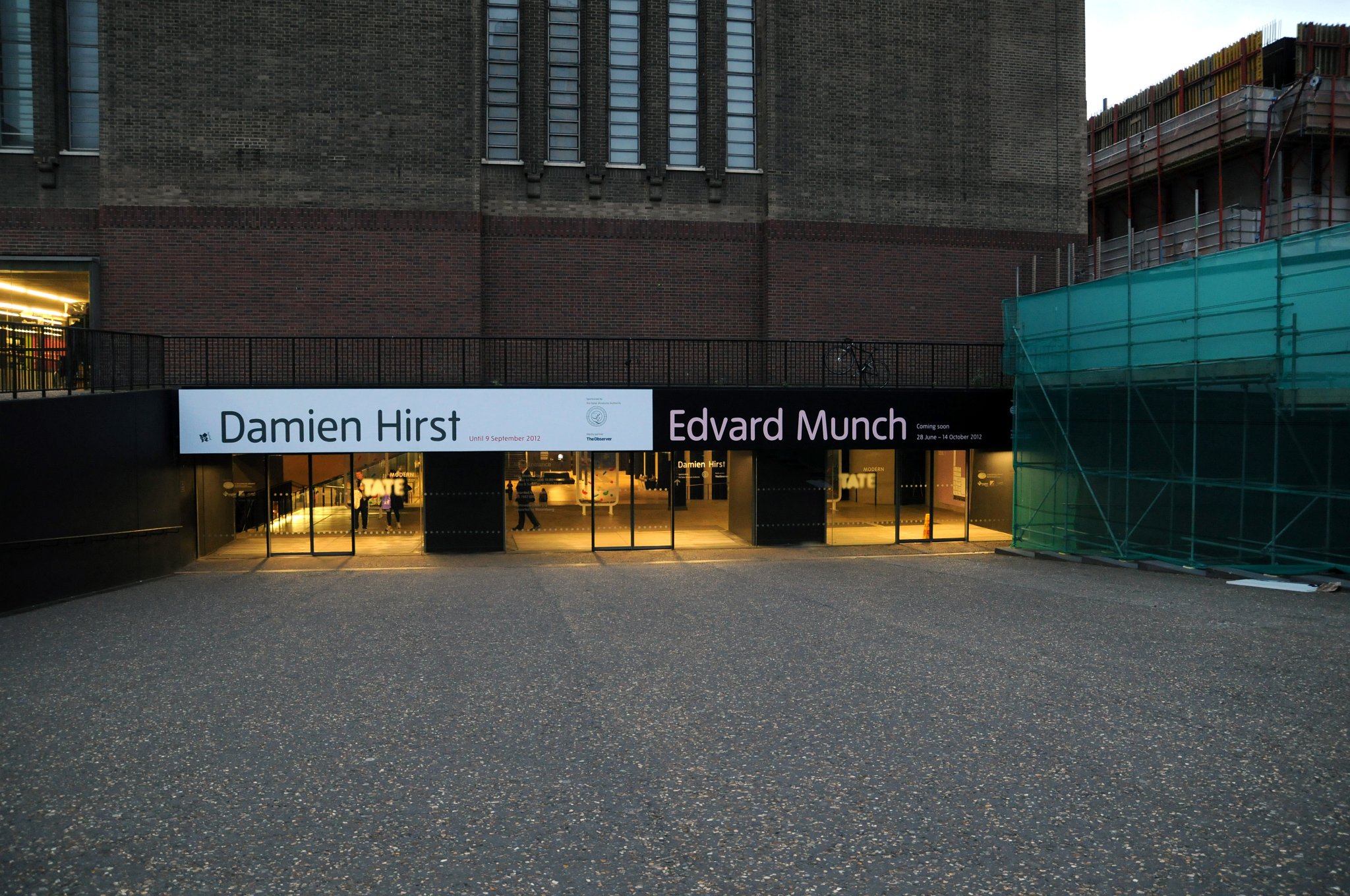 DSC_7643_1.jpg - Při naší návštěve Tate Modern v Londýně zde právě probíhala výstava Damiena Hirsta. Damien Steven Hirst (* 7. června 1965) je britský výtvarný umělec, člen významné tvůrčí skupiny Mladí britští umělci (Young British Artist, YBA). Zabývá se malířstvím, instalací, plastikou a dalšími výtvarnými technikami.Jedním z centrálních Hirstových témat je smrt. Proslavil se sérií skutečných zvířat, např. koně či krávy, naložených do formaldehydu. Fyzická nemožnost smrti v mysli někoho živého (1991), jež představuje 4,3 m dlouhého žraloka tygrovaného naloženého ve formaldehydu a vystaveného ve vitríně, proslavila Hirsta na mezinárodní scéně a stala se symbolem Mladých britských umělců po celém světě.