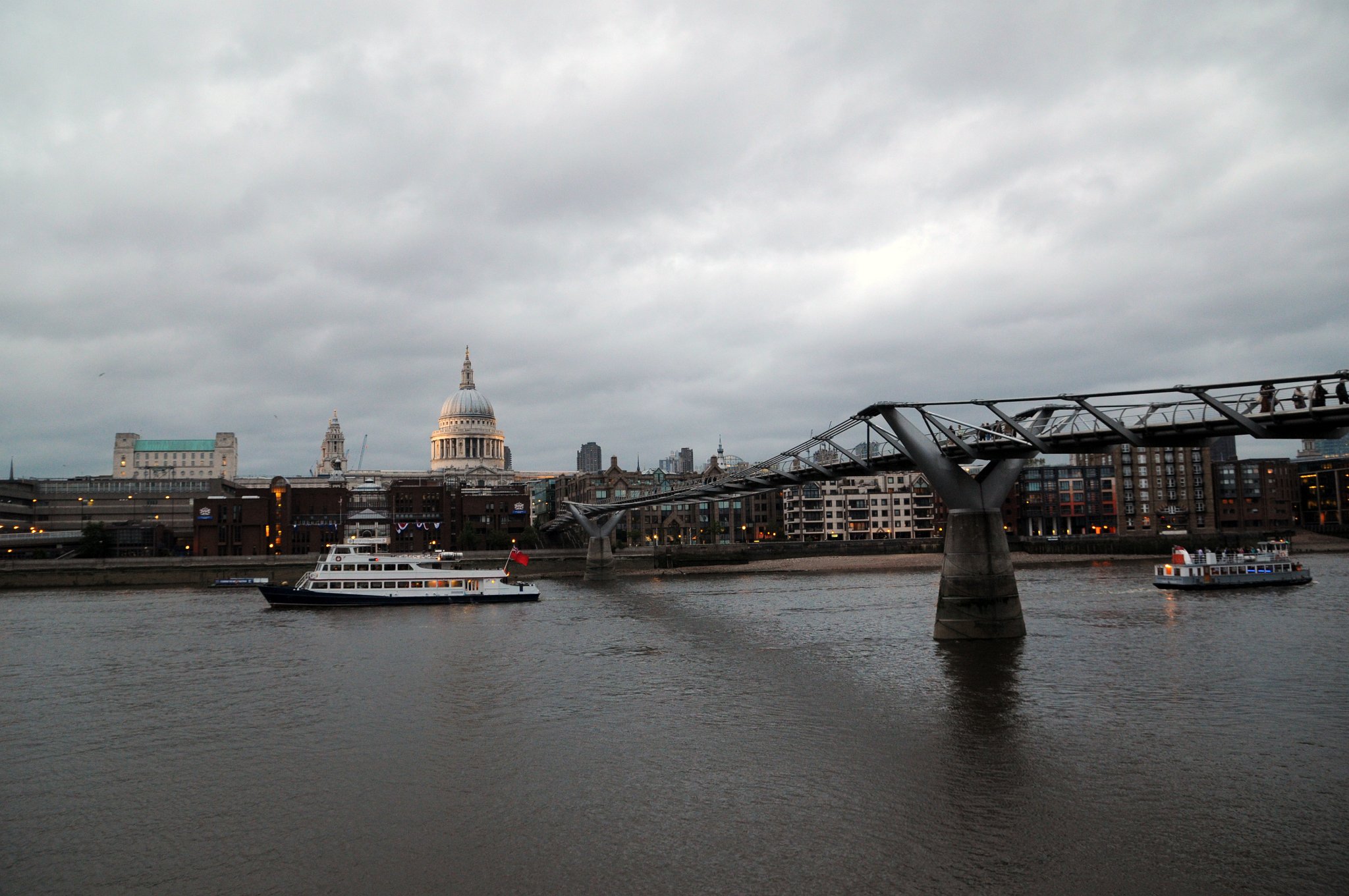 DSC_7654_1.jpg - Millenium Bridge, St. Paul's Cathedral, Temže, budova bývalé Savings Bank nyni Faraday Building (první telefonní ústředna v Londýně).