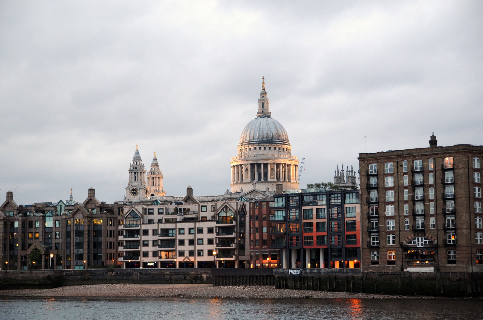 DSC_7684_1.jpg - Katedrála svatého Pavla je katedrála stojící na Ludgate Hill v Londýnském obvodu City a sídlo Arcibiskupa londýnského. Současná stavba pochází ze 17. století a je všeobecně považována za pátou katedrálu svatého Pavla. Chrám je postaven z portlandského vápence ve renesančním a barokním stylu. Působivá hlavní katedrála je inspirována bazilikou svatého Petra v Římě. Je vysoká 108 m (365 stop měřeno k nejvyššímu bodu kříže na jeho věži, odpovídající počtu dnů v roce) a je výraznou dominantou Londýna. Líbivý vzhled chrámu je dosažen kombinací tří budov – nejvyšší budova není strukturovaná ale je působivá svou velikostí, nižší budova má velmi dekorativně zdobený interiér a spojovací část podpírá vrcholovou část.