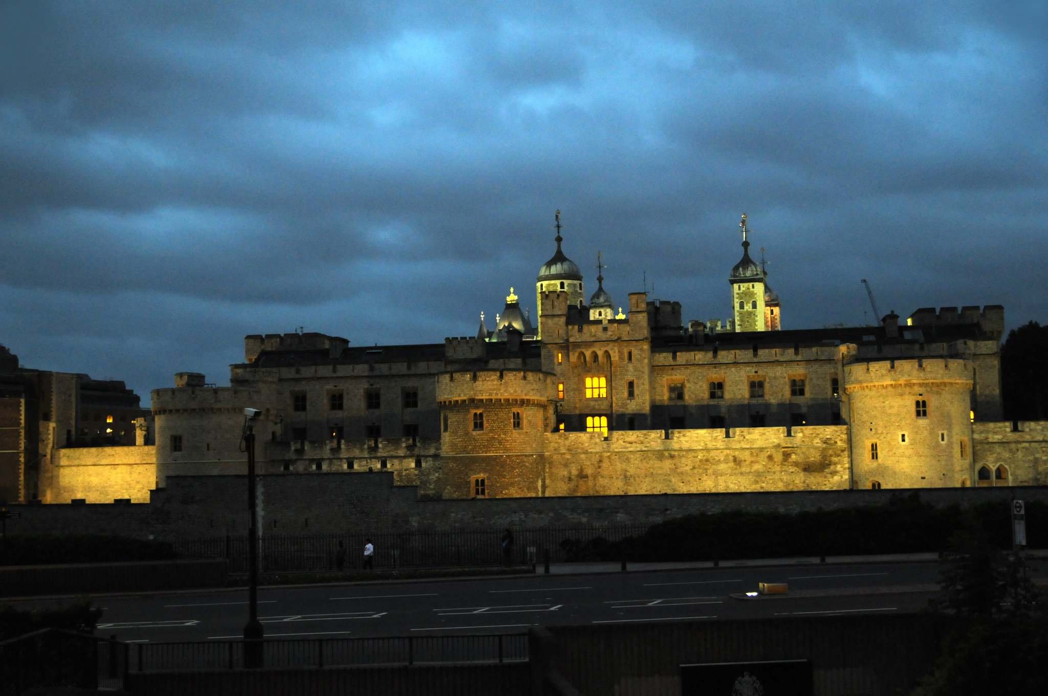 DSC_7701_2.jpg - Noční pohled na Tower. Oficiální název Tower je Palác a pevnost Jejího Veličenstva, Tower of London (Her Majesty's Palace and Fortress, The Tower of London), ačkoli posledním králem, který ho používal jako palác byl král Jakub I.