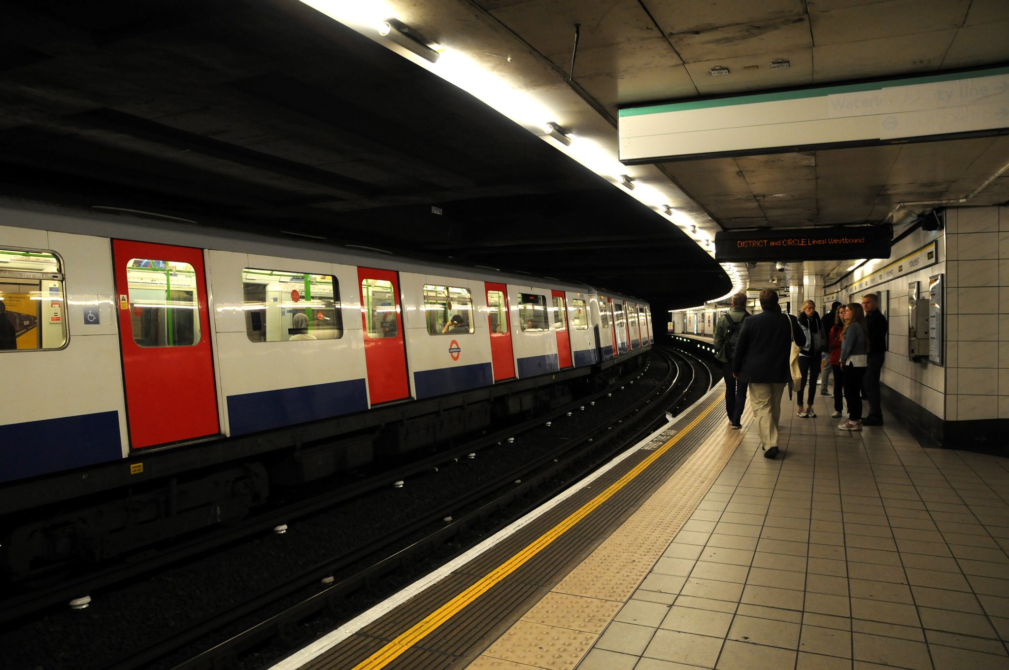 DSC_7823_1.jpg - Stanice metra Monument. Bank-Monument je komplex stanic londýnského metra a Docklands Light Railway v londýnské City. Stanicí Bank (pojmenované po Bank of England) prochází linky Northern, Central, Waterloo & City a DLR. Stanicí Monument (pojmenované po památníku Velkého požáru Londýna) prochází linky Distric a Circle.Celý komplex tvoří osmou nejvytíženější stanici londýnského metra a v roce 2009 zde vystoupilo a nastoupilo přes 40 miliónů cestujících.