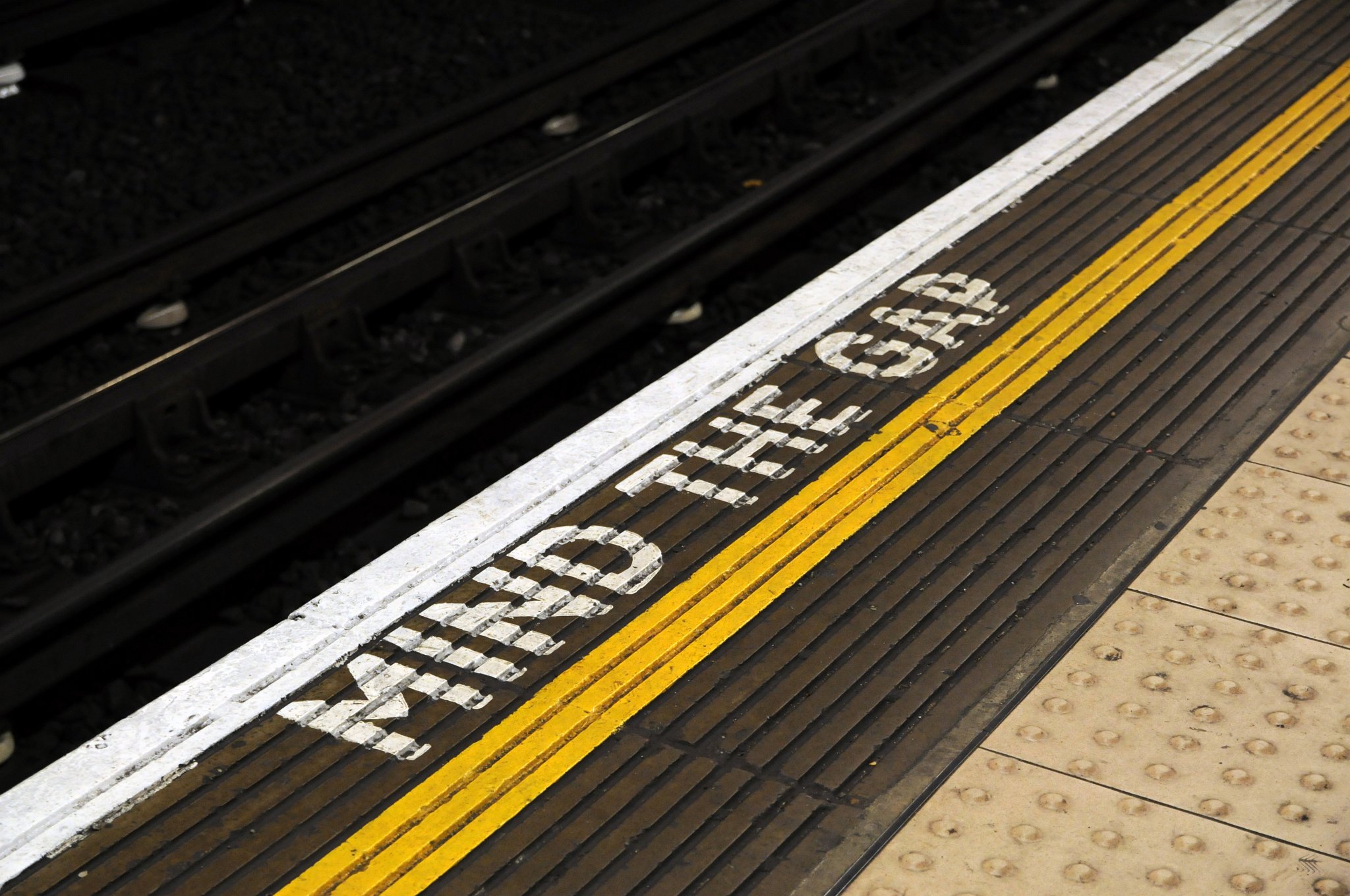 DSC_7826_1.jpg - "Pozor na mezeru" je varování cestujících, aby byli při vystupování a nastupování z vagónů londýnského metra na nástupiště opatrní. tato věta se používá od roku 1969.