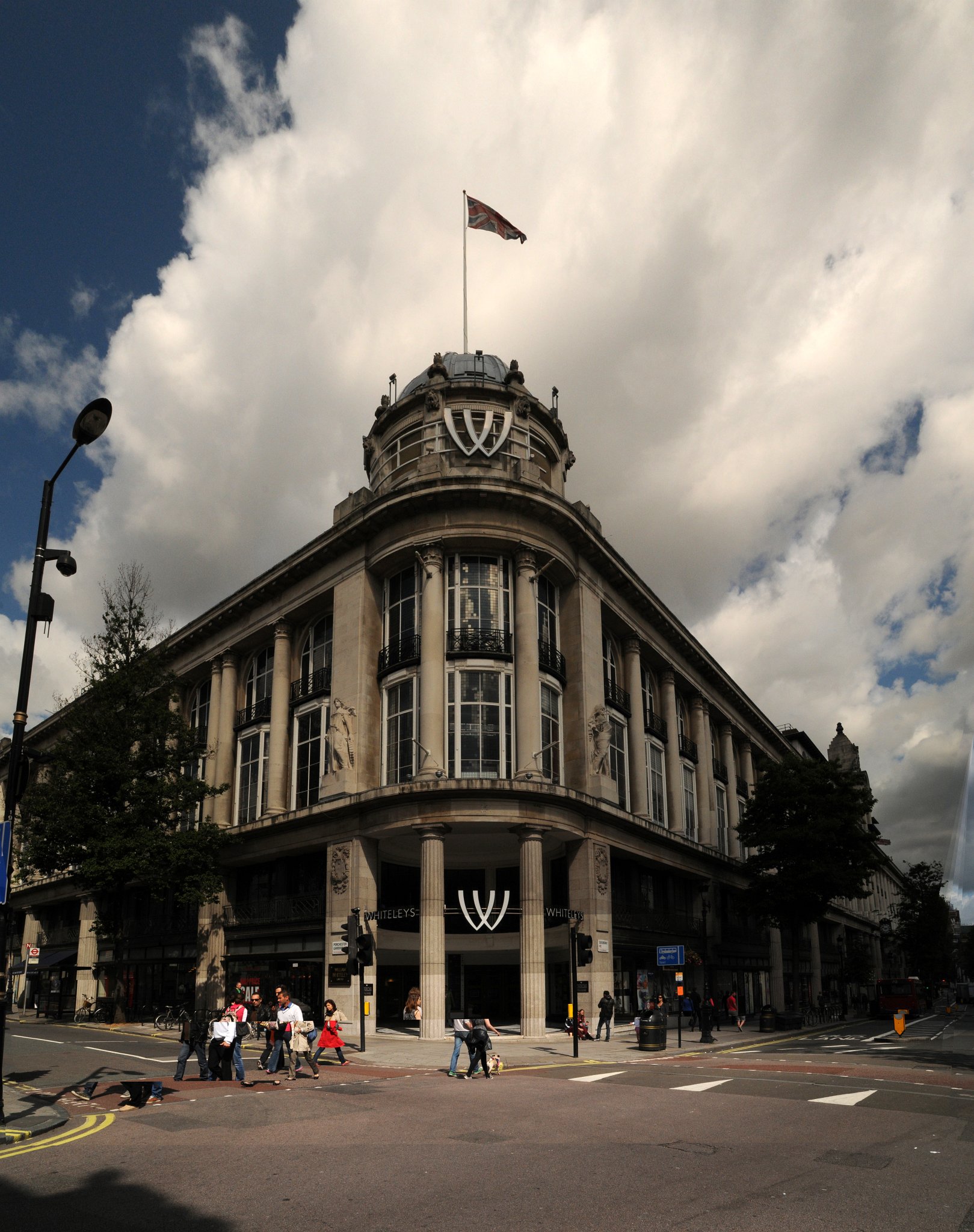 DSC_7872a_66,7,8,9,70,1,2_2.jpg - Whiteleys - nejstarší obchodní dům v Londýně. Jsme schopni zajistit vše od špendlíku až po slona. To bylo motto Williama Whiteleye zakladatele obchodního domu Whiteley (1831-1907).