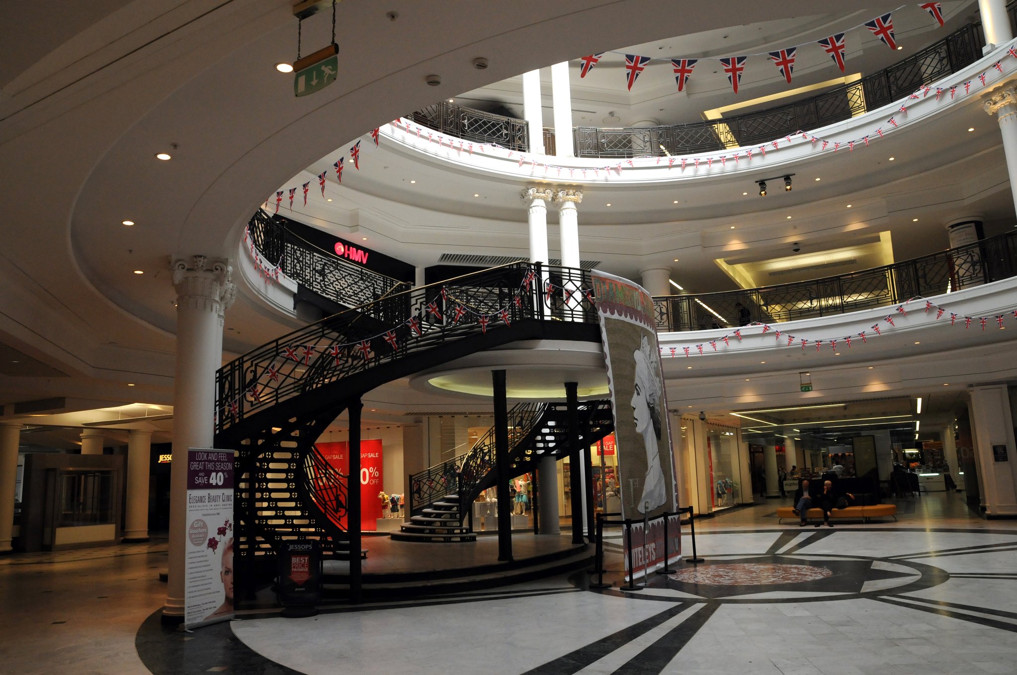 DSC_7900_1.jpg - V roce 1897 přišla pohroma a obchod ve Westbourne Grove vyhořel.Whiteleys se znovu zvedl jako Fénix z popela, když primátor Londýna, za přítomnosti tisíců návštěvníků, otevřel novou prodejnu v Queensway dne 21. listopadu 1911.