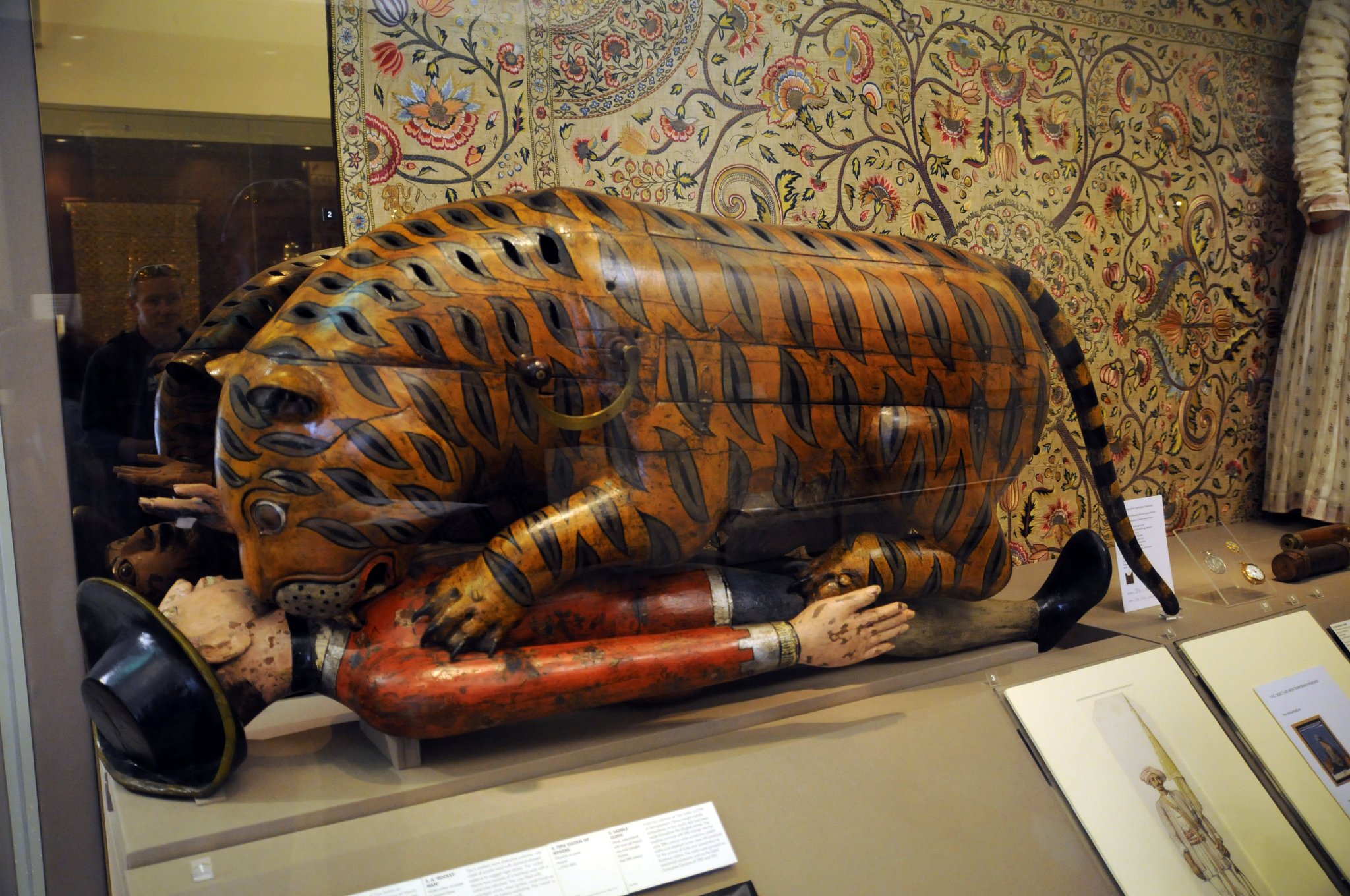 DSC_7973_1.jpg - Muzeum vlastní nejúchvatnější sbírku indického umění včetně slavné mechanické hračky v podobě tygra žeroucího Evropana, kterou si nechal vyrobit indický sultán Tipu asi v roce 1793. Klika umístěná v rameni tygra dala do pohybu mněchy umístěné v těle tygra, které pak následně vydávaly zvuky podobné vrčení tygra a  lidským vykřikům. Intenzita výkřiků se měnila v zásvislosti na posunování levé ruky oběti k ústúm a od úst. Další dvojice měchů spojených se stejnou rukojetí dává vzudch pro miniaturní varhany složené z 18 trubek. Uvnitř těla tyhra po odklopená božní stěny směrem k ocasu se skrývají tlačítka ze slonoviny, kterými se varhany ovládaly. 