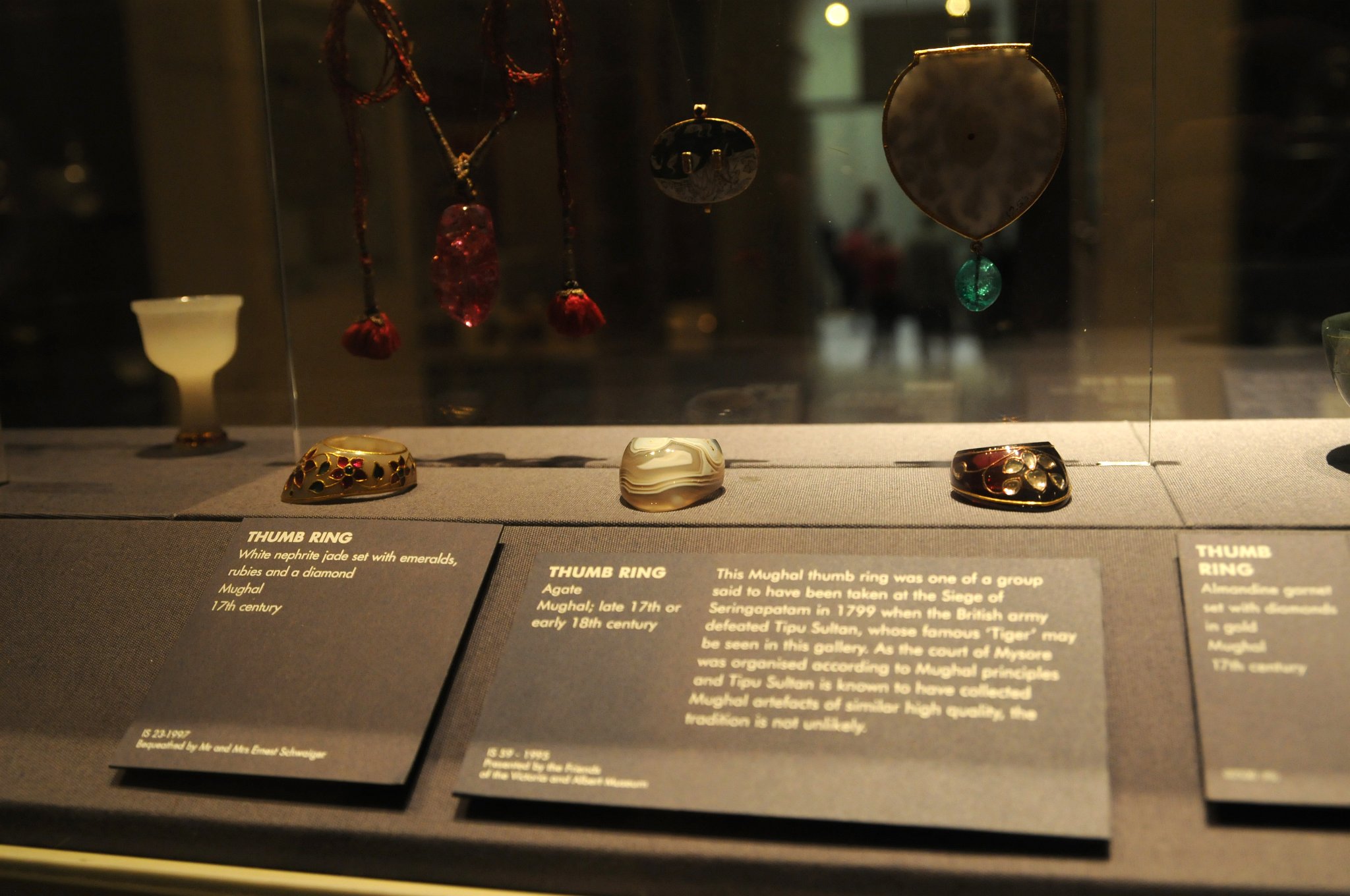 DSC_7979_1.jpg - Zleva: Prsten na palec z bílého nefritu pocházející ze 17 století z oblasti Mughal, zdobený smaragdy, rubíny a diamanty. Achátový prsten na palec. Mughal, konec 17. století, počátek 18. století. Tento prsten byl získán spolu s dalšími artefakty v době, kdy Britská armáda obléhala Seringopatam v roce 1799 a porazila sultána Tipu. Prsten na palec, Mughal, 17. století. diamanty ve zlatě.