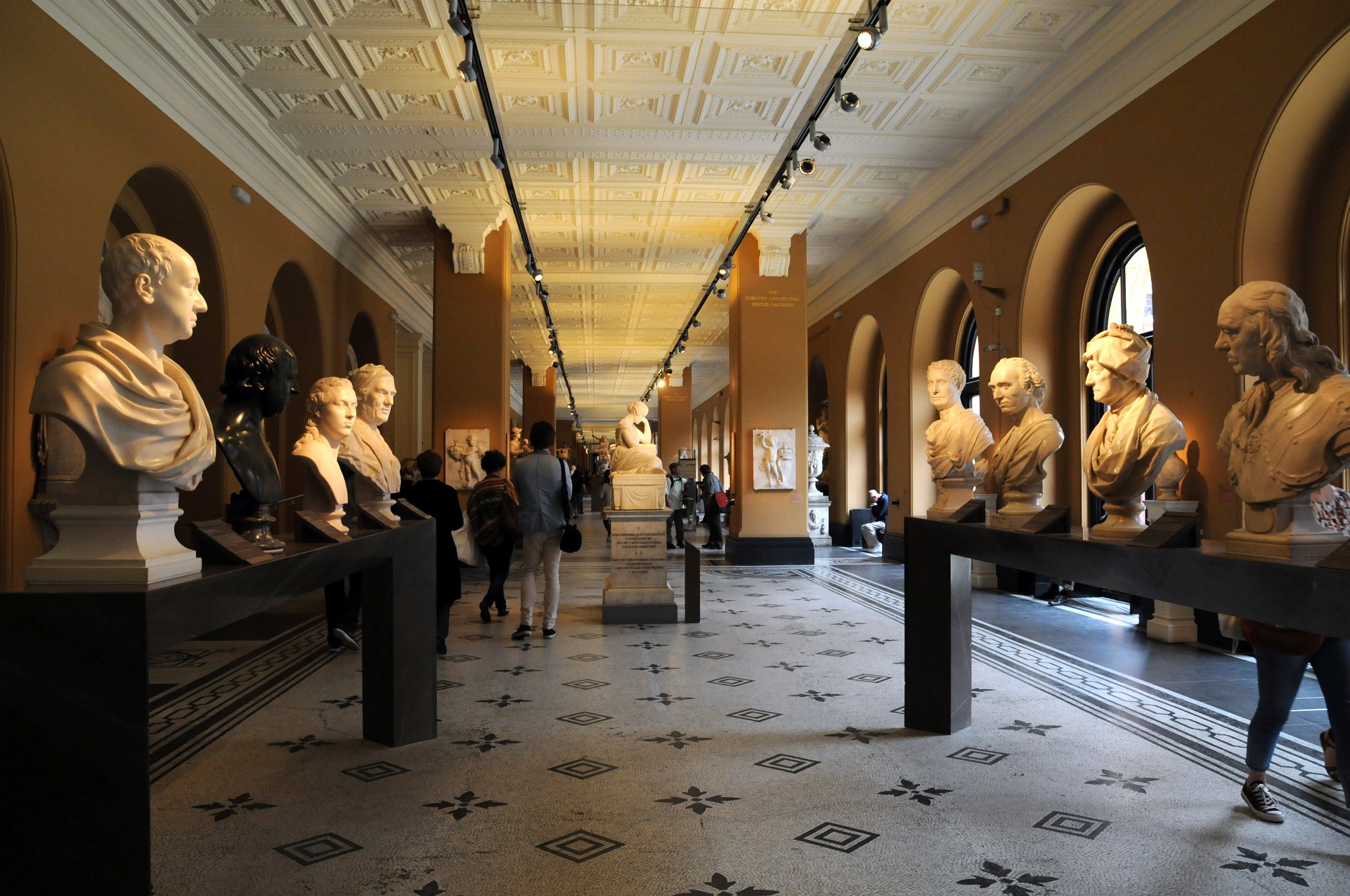 DSC_8013_1.jpg - Budova muzea se rozkládá na ploše 45 000 m², obsahuje 145 výstavních sálů a 4 milióny předmětů.