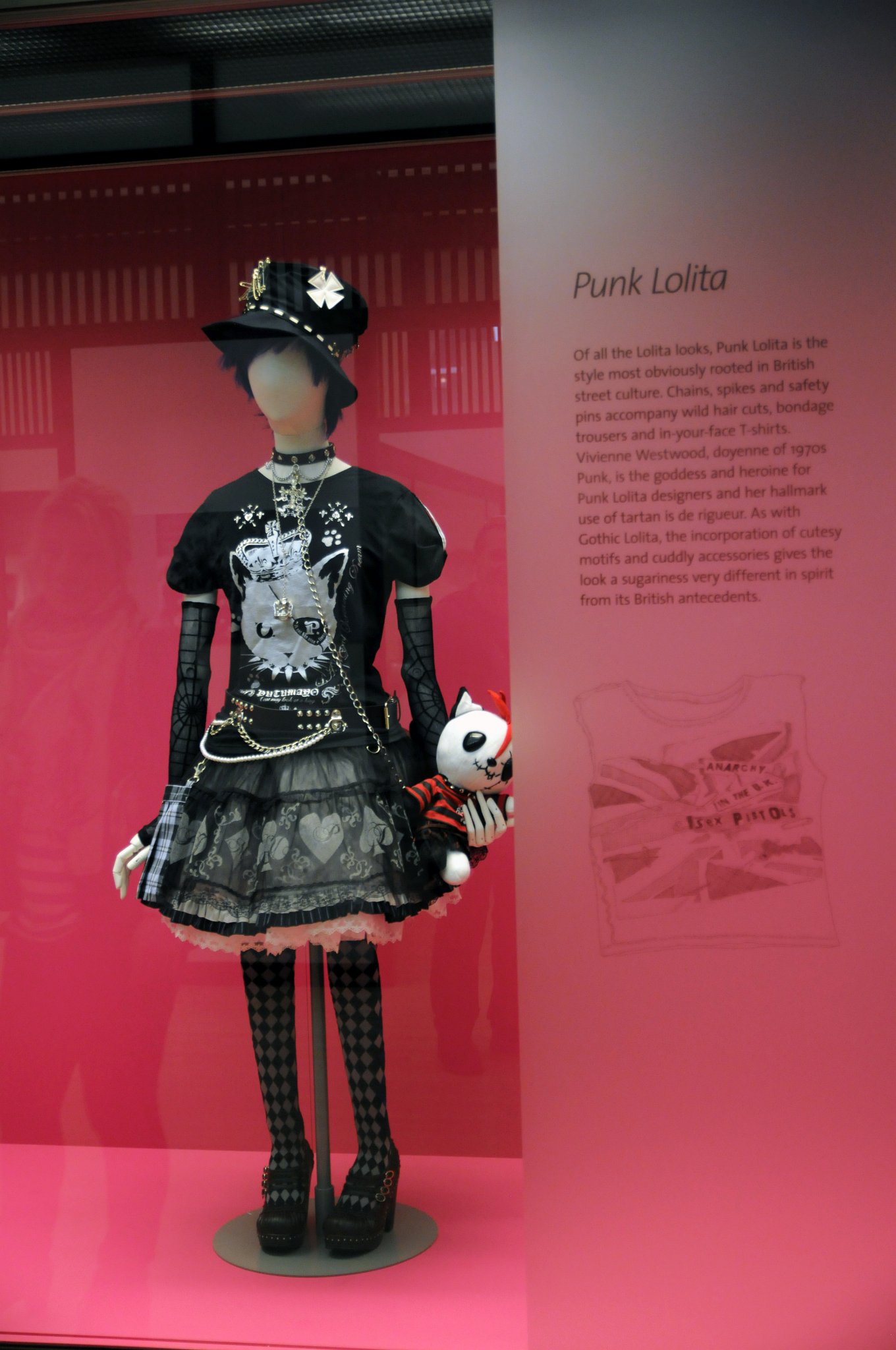 DSC_8067_1.jpg - Ze všech Lolit vystavených v muzeu vypadá Punk Lolita nejvíce odpovídající prostředí britské ulice. Řetězy, hřeby a zavírací špendlíky, divoké vlasové setřihy, bondage kalhoty a in-your-face T-Shirts. Vivienne Westwood, 1970.