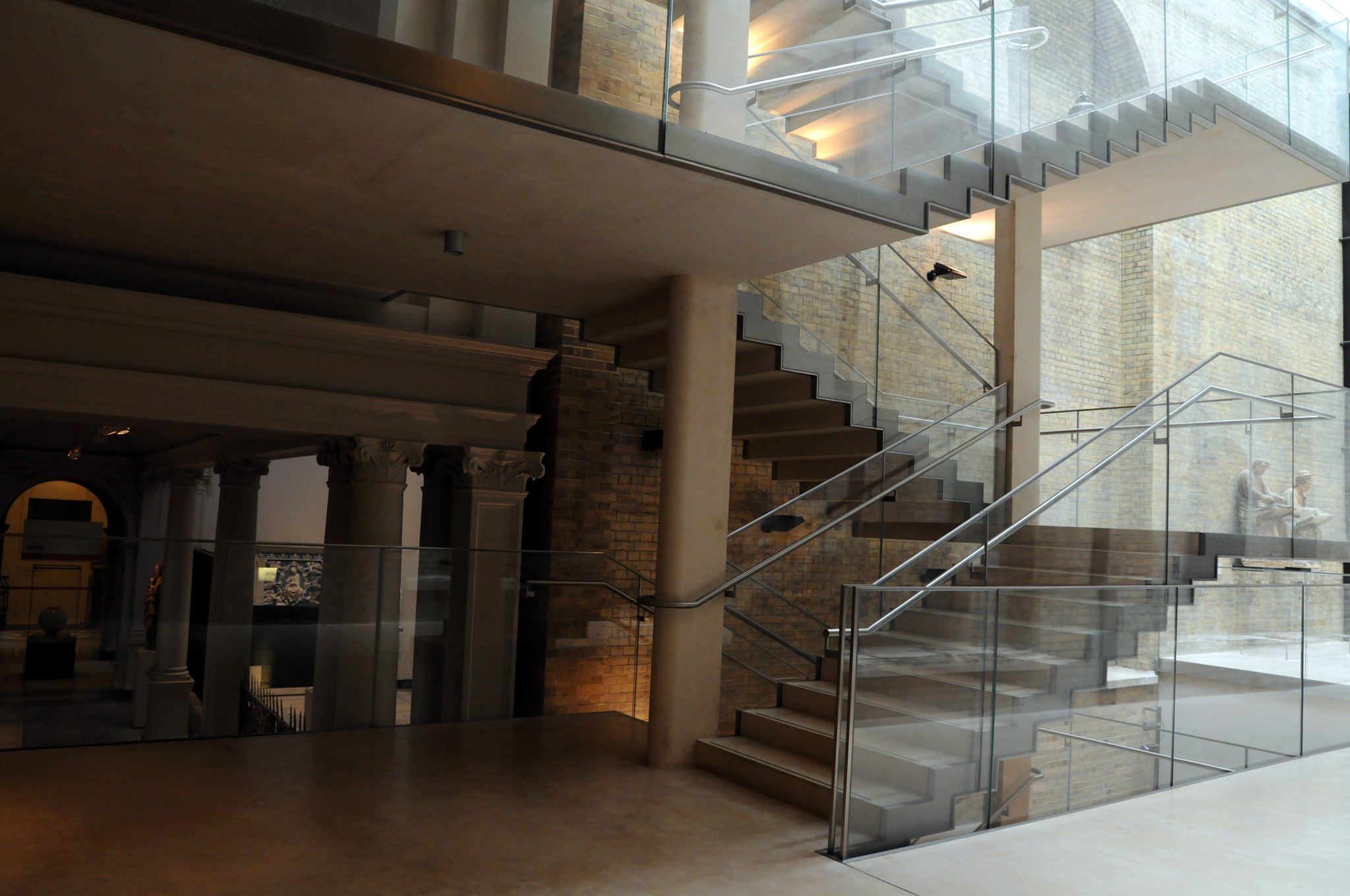 DSC_8128_1.jpg - Skleněné schodiště, které kontrastuje s historickou sbírkou artefaktů Victoriina a Albertova muzea.