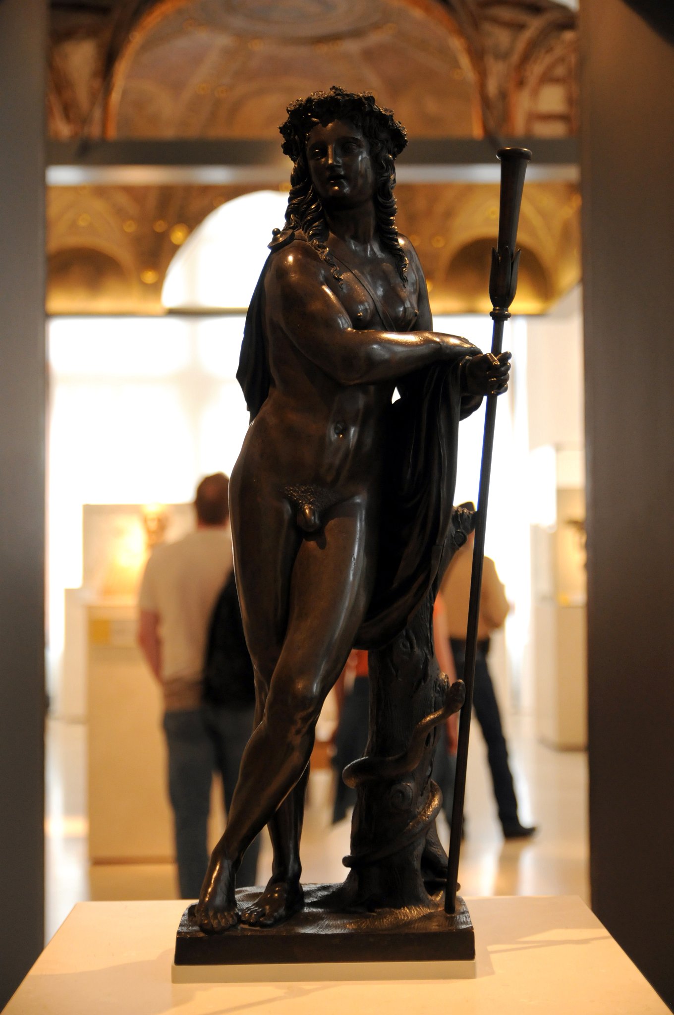 DSC_8131_1.jpg - Bronzová socha Apolla pocházející z období kolem roku 1500. Řecký bůh Apollo představoval ideál mužské krásy, ačkoli byl často líčen (stejně jako tady) s zženštilými rysy.