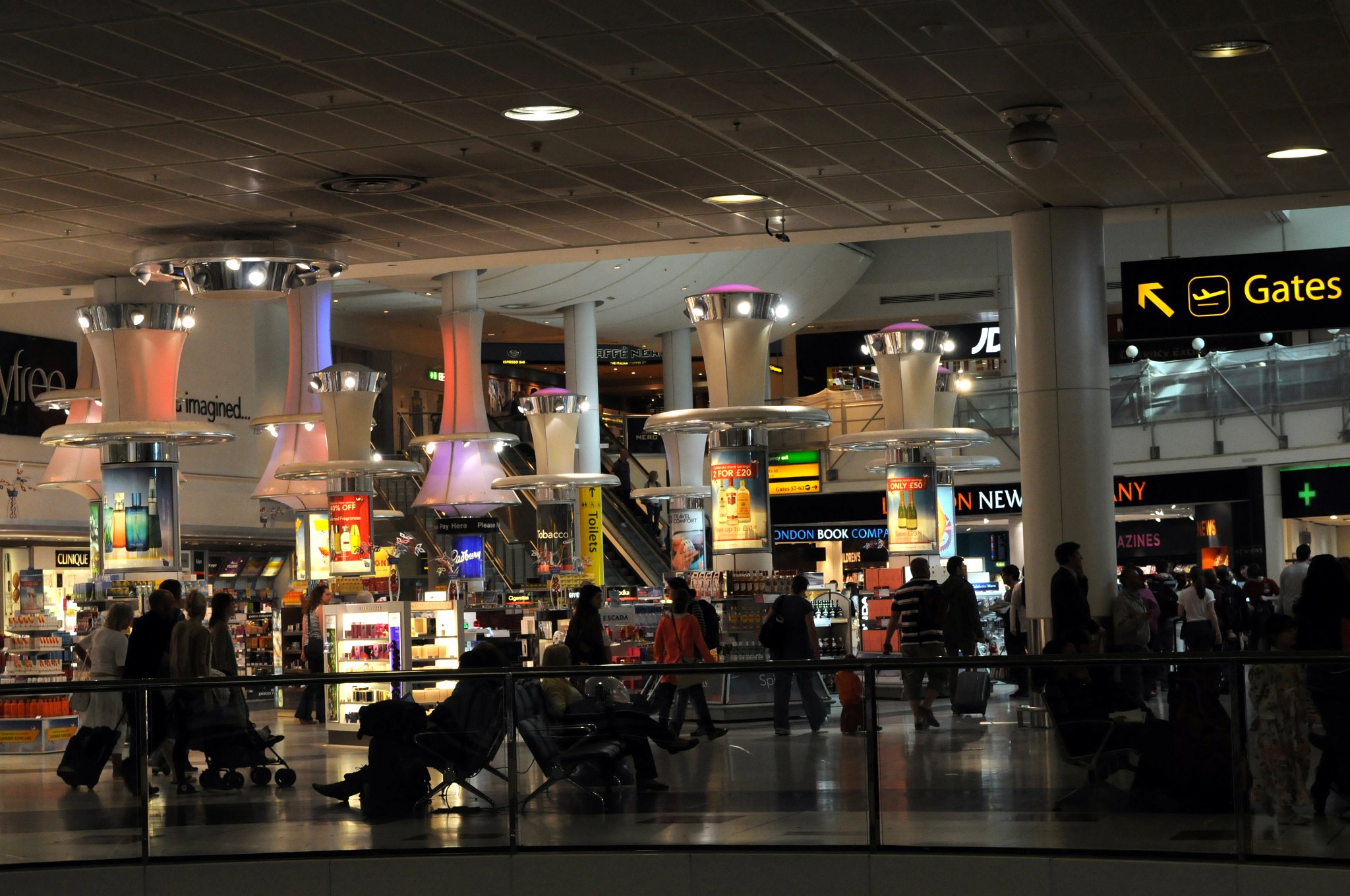 DSC_8353_1.jpg - Letiště Gatwick (London Gatwick Airport) je druhé nejrušnější letiště Velké Británie podle počtu odbavených cestujících za rok. Nachází se v hrabství West Sussex, přibližně 40 km jižně od Londýna a stejně daleko od Brightonu.