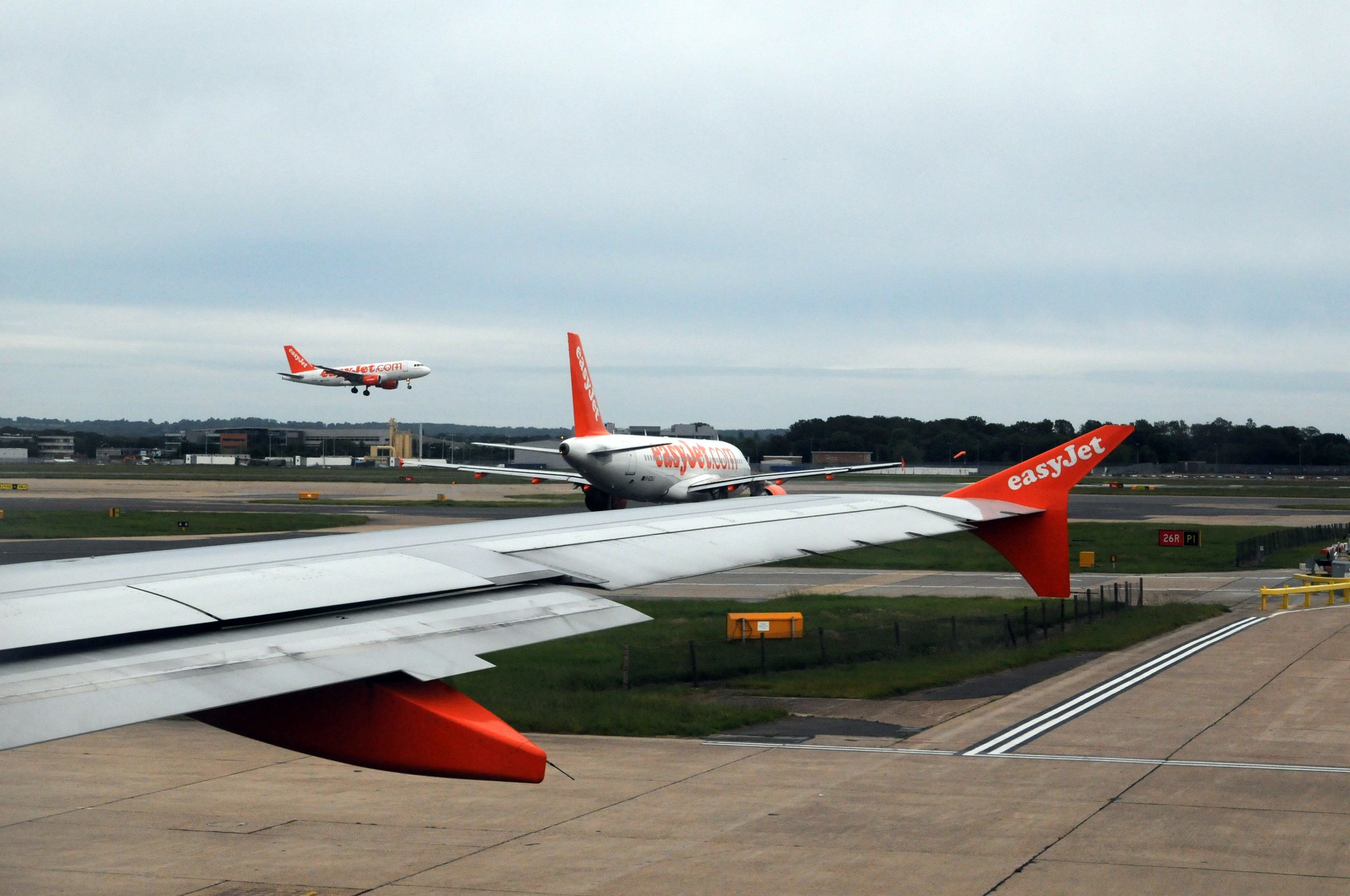 DSC_8367_1.jpg - Mezinárodní provoz zahájil easyJet v dubnu 1996, kdy začal z Lutonu létat do Amsterdamu, Barcelony a francouzského Nice.. V červnu 2001 zahajuje easyJet provoz z londýnského letiště Gatwick. Toto letiště se postupně stává nejvýznamnější základnou v celé síti easyJetu.