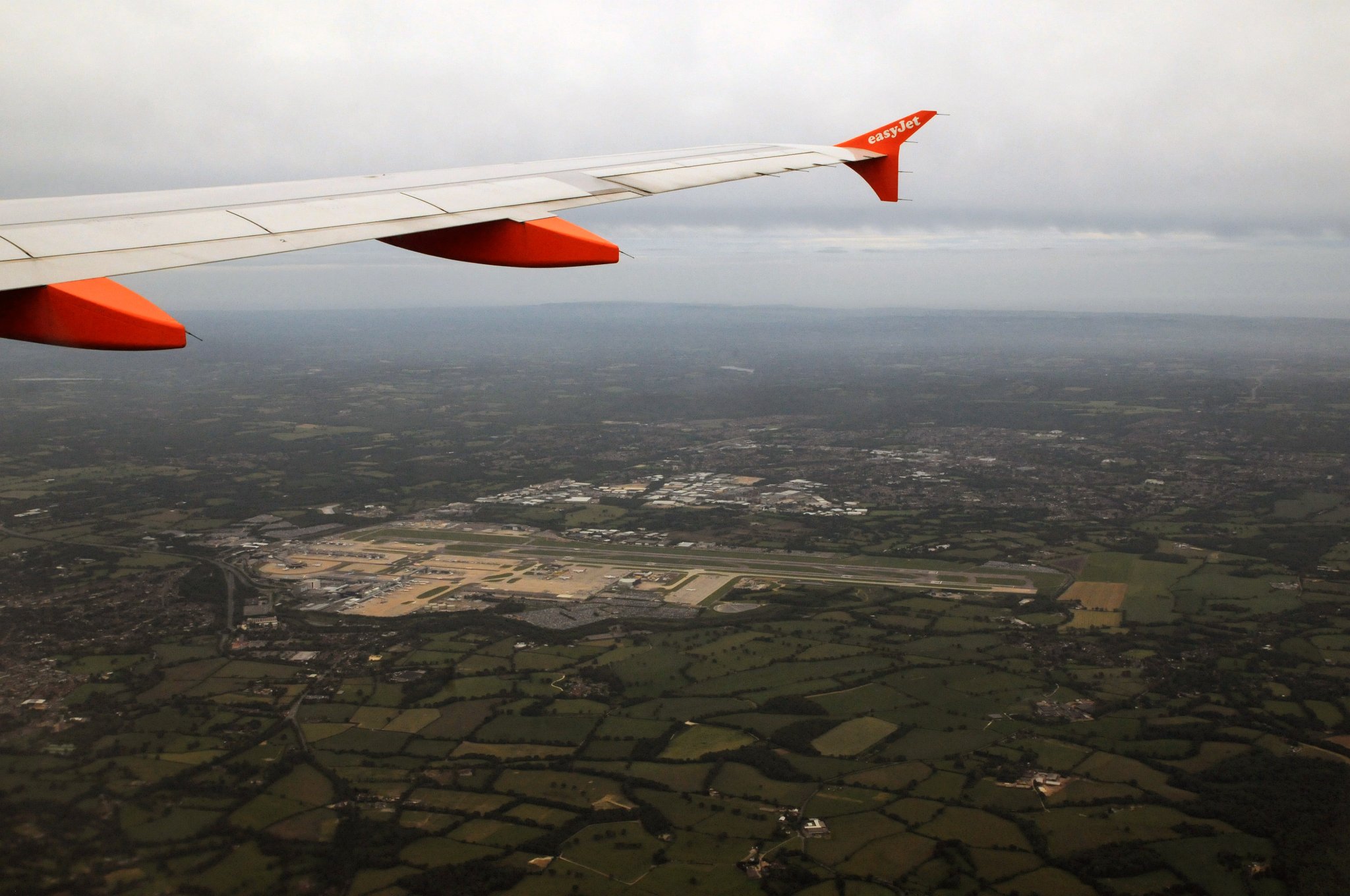 DSC_8381_1.jpg - Gatwick je nejrušnějším letištěm s jednou přistávací drahou na světě. Ročně odbaví více než 31 miliónů pasažérů cestujících do asi 200 míst.Charterové lety, které většinou nemohou využívat Heathrow, využívají místo toho Gatwick. Většina spojů do a z USA využívá Gatwick, protože Heathrow nepovoluje transatlantické spojení. Gatwick je také záložním letištěm společností British Airways a Virgin Atlantic Airways.