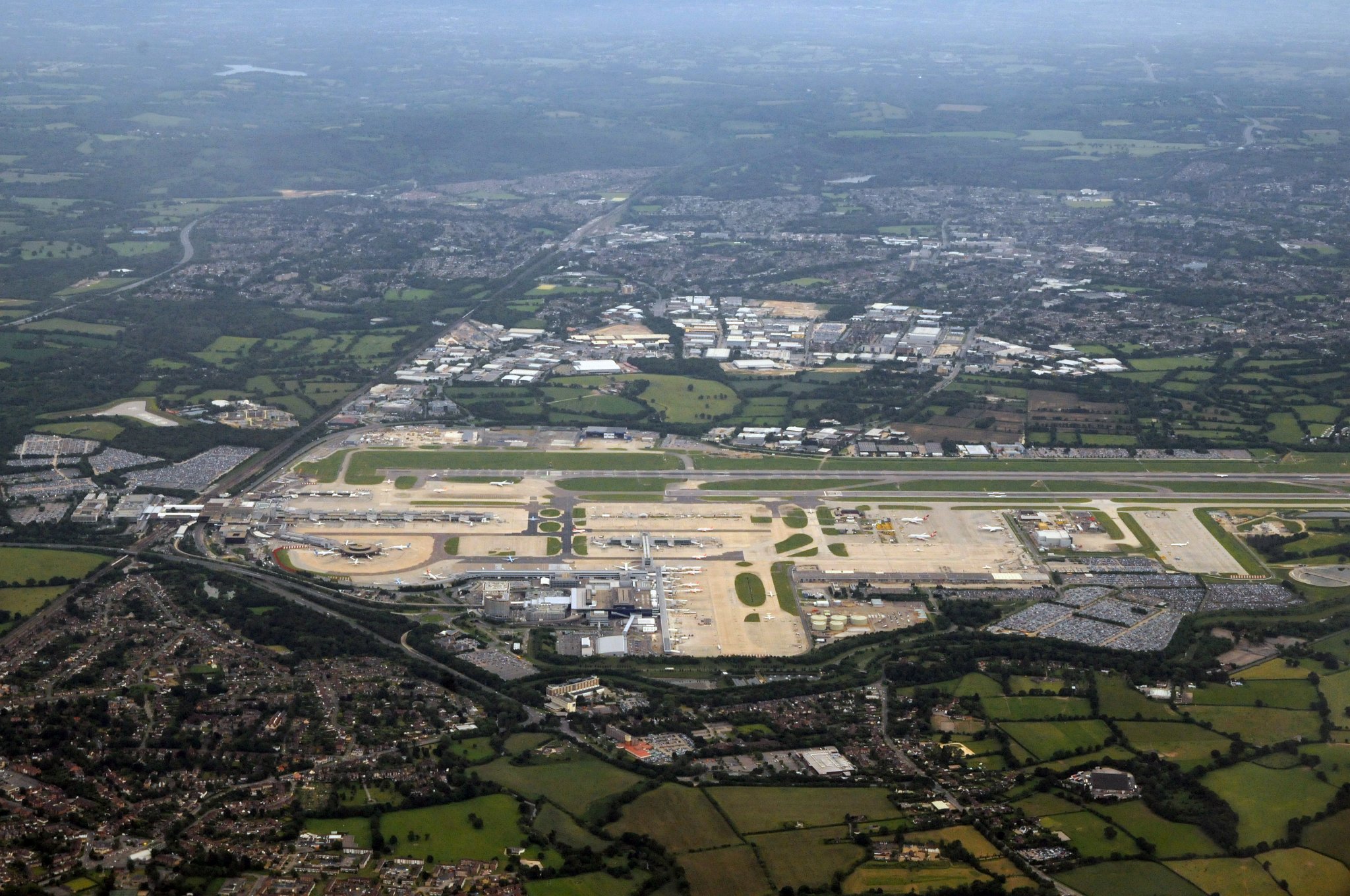 DSC_8383_1.jpg - Gatwick je nejrušnějším letištěm s jednou přistávací drahou na světě. Ročně odbaví více než 31 miliónů pasažérů cestujících do asi 200 míst.