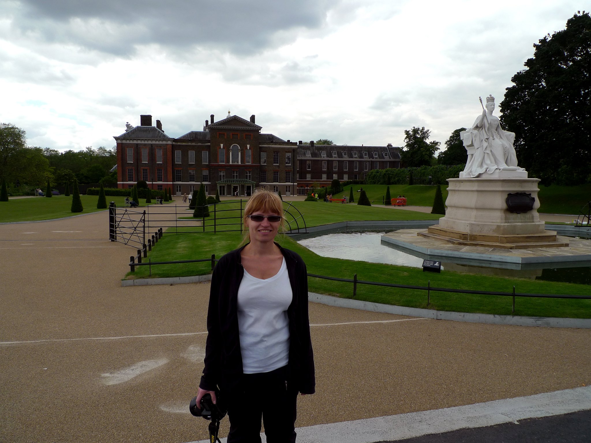 P1070463_1.jpg - Janina před Kensingtonským palácem. Palác je královská rezidence v Kensingtonských zahradách v Londýnském obvodu Kensington a Chelsea.