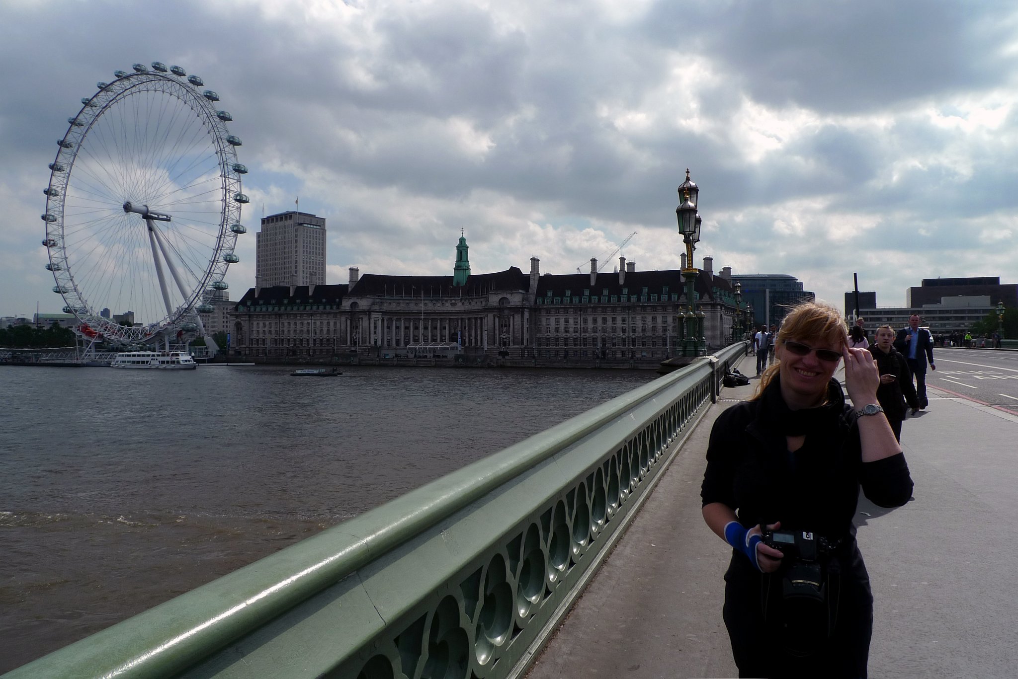 P1070488_2.jpg - Janina na mostě Westminster Bridge u Big Benu, v pozadí London Eye a Country Hall.