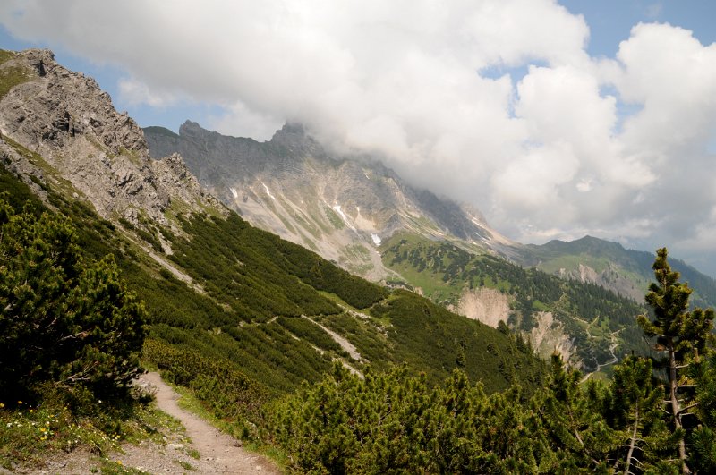 DSC_0718_1.jpg - Cesta po úbočí Saulajoch míří k Heinrich-Hueter Hütte.