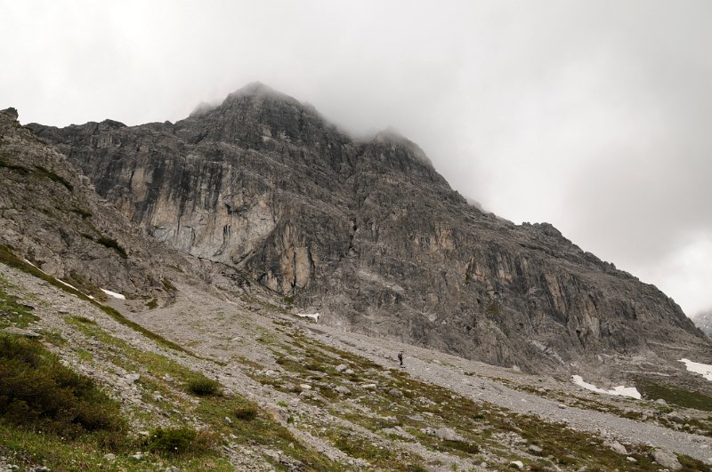 DSC_9689_2.jpg - Cesta k nástupu na klettersteig vede po suťovisku.