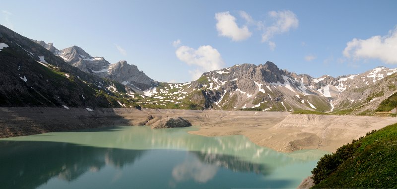 DSC_9727_00.jpg - Lünersee nacházející se v rakouské spolkové zemi Vorarlbersko nedaleko města Bludenz leží ve výšce 1970 metrů nad mořem, maximální délka je 2 km, šířka 1,2 km a hloubka 139 m. S takto velkými rozměry je nejrozlehlejším přírodně vytvořeným jezerem v celém Rakousku.