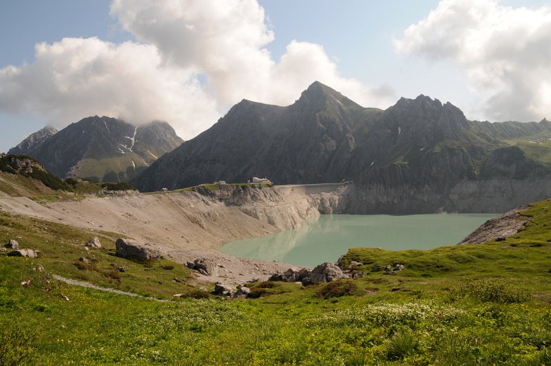 DSC_9751_1.jpg - Dolní nádrž soustavy Lünersee pro výrobu elektrické energie je vystavěna v Latschau, příčemž voda mezi oběma stanicemi překonává výškový rozdíl 976 m. Celkový výkon se pohybuje okolo 232 MW.