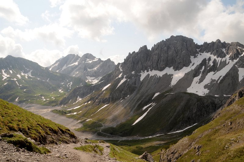 DSC_9767_2.jpg - Hlavní hřeben pohoří Rätikon je dlouhý 40 km a prakticky kopíruje státní hranici Rakouska a Švýcarska. Tento hřeben sestává (od západu k východu) z masivů Kirchlispitzen, Drusenfluh (spolu s Drei Türme), Sulzfluh a Weissplatte. Končí na východě masivem Madrisa.