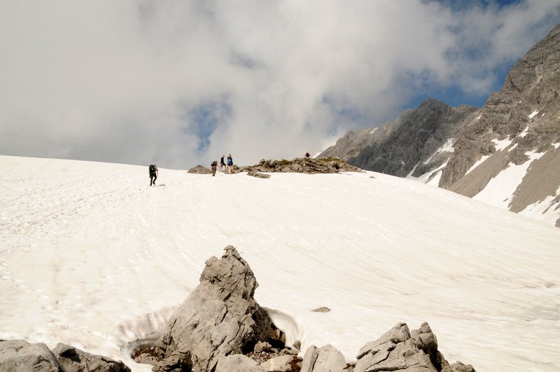 DSC_9822_2.jpg - Sněhová pole se střídají se skalisky.
