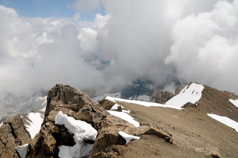 DSC_9992_1.jpg - Za slunečného počasí je z Schesaplany vidět celý Rätikon, Silvretta, Bernina, Grajské Alpy....nám se ale chvílemi pohled "kaboní" pomalu se valícími mraky....ty ale dodávají krajině zajímavý doplněk.