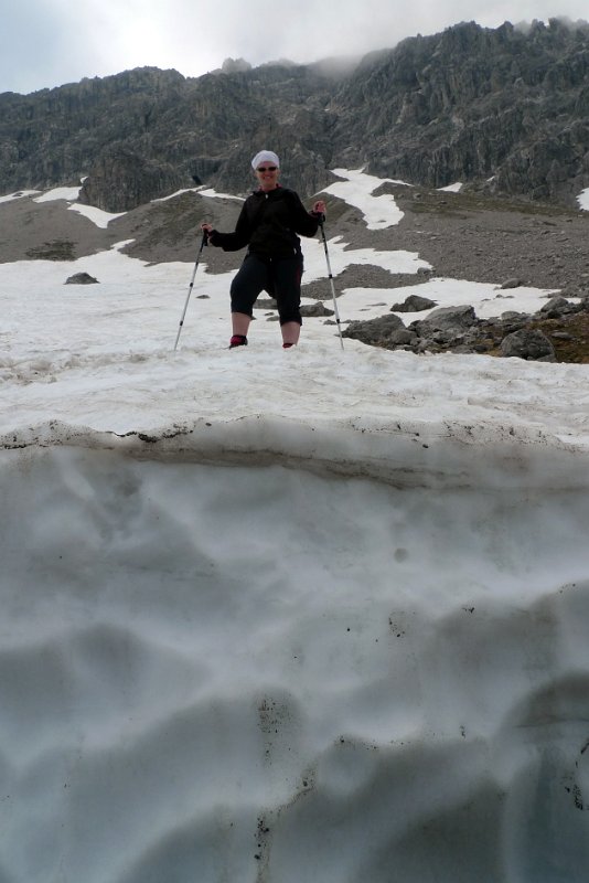 P1090563_1.jpg - Pořádná pokrývka sněhu....je vyšší než já, byť sojím nahoře, výška sněhu dosahuje nejméně mojí výšky a to je 160 cm.